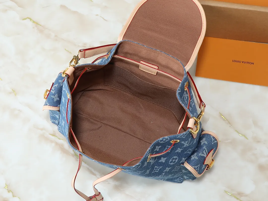 💰280💰Upgraded from the original M25554 M25085 Odyssée handbag from the 2025 early autumn series, it cleverly recalls the Excursion backpack design of the 2024 Cruise early spring series, paying tribute to Louis Vuitton's travel heritage with a classic touch. The cowhide leather body is decorated with the Monogram Bold pattern, and the decorative buckle and detachable chain are the finishing touches. The side pockets allow you to easily carry your keys or lipstick. Dimensions: 27.0 x 17.0 x 12.0 cm (length x height x width)