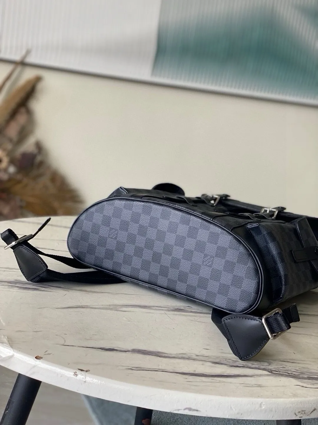 💰1000 Top Original N41379 Black Check Christopher backpack uses Monogram canvas to interpret the rugged and simple spirit of a hiking bag. Its unique style is suitable for both work and entertainment, highlighting a high-quality lifestyle. Dimensions: 41x 47x 13 cm