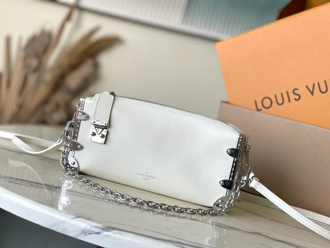 💰1420 (first-grain leather) Top-quality original order M12560 This Slim Trunk handbag draws inspiration from Louis Vuitton’s traditional hard trunk. The soft cow leather is integrated with rivet frames and metal S-lock locks, highlighting the avant-garde rock style. The shiny chain and adjustable leather shoulder strap are both detachable, providing a variety of carrying options. Dimensions: 23 × 12 × 4 cm