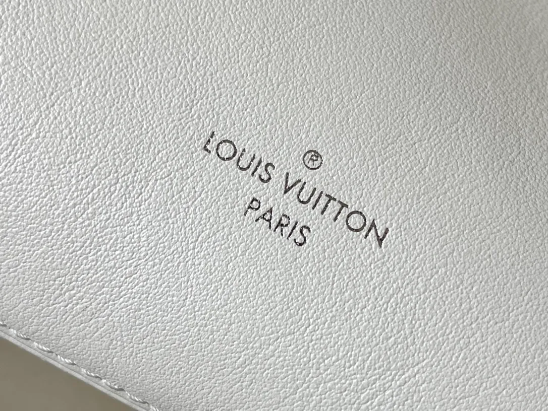 💰1420 (first-grain leather) Top-quality original order M12560 This Slim Trunk handbag draws inspiration from Louis Vuitton’s traditional hard trunk. The soft cow leather is integrated with rivet frames and metal S-lock locks, highlighting the avant-garde rock style. The shiny chain and adjustable leather shoulder strap are both detachable, providing a variety of carrying options. Dimensions: 23 × 12 × 4 cm