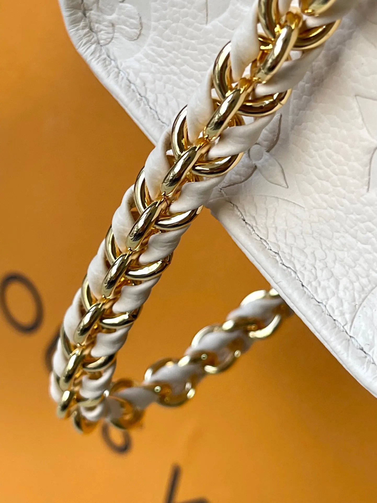 💰1060 (first-grain leather) top original order M23698 white This OnTheGo East West handbag introduces the OnTheGo small tote bag design. It uses Monogram Empreinte leather to reinterpret East West's ample configuration. Giant Monogram is embossed on the leather bag body. The neat inner layer can store daily necessities. The top handle and detachable leather chain shoulder strap allow for multiple carrying methods. Size: 25x13x10cm