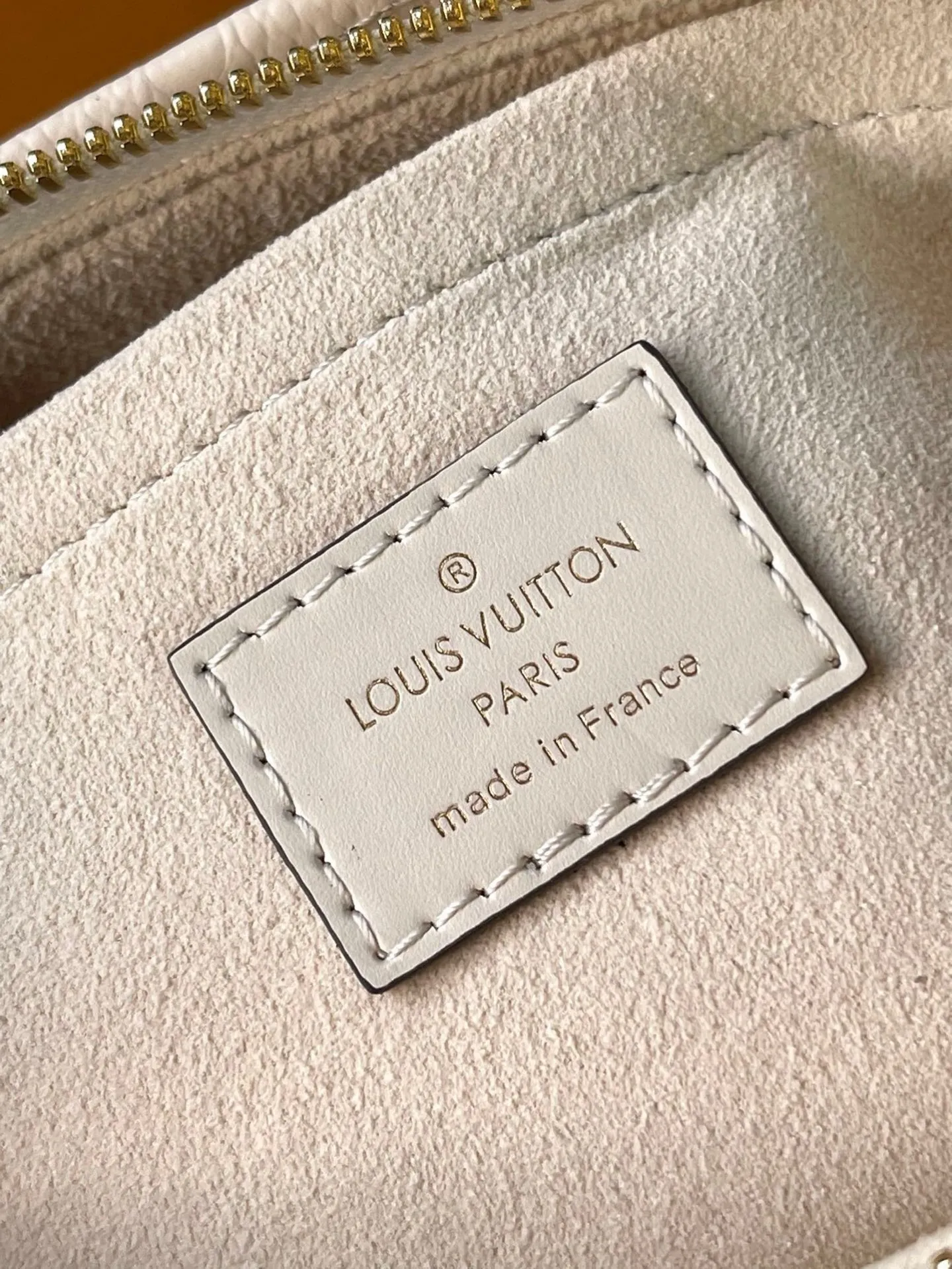 💰1060 (first-grain leather) top original order M23698 white This OnTheGo East West handbag introduces the OnTheGo small tote bag design. It uses Monogram Empreinte leather to reinterpret East West's ample configuration. Giant Monogram is embossed on the leather bag body. The neat inner layer can store daily necessities. The top handle and detachable leather chain shoulder strap allow for multiple carrying methods. Size: 25x13x10cm