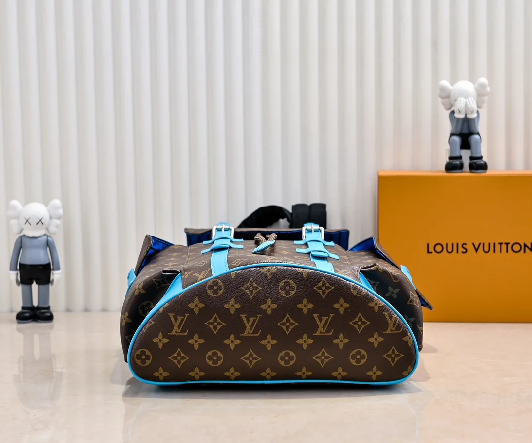 Batch 💰440 Guangzhou goods upgraded original model number M12729 Presbyopia blue M13202 Presbyopia khaki 41379 This Christopher medium backpack is from the LV Colormania series. It is made of Monogram Macassar canvas with bright leather trim, which complements the fabric lining. The side pockets offer roomy storage and drawstrings and snaps provide easy opening and closing. Detailed Features 38 x 44 x 12.5 cm (Length x Height x Width) Monogram Macassar Coated canvas and cow leather Cow leather trim Fabric lining Metal hardware Flap closure Snap and drawstring fastening Side pockets Internal tablet pocket Zippered internal pocket Internal patch pocket Handles: Single handle