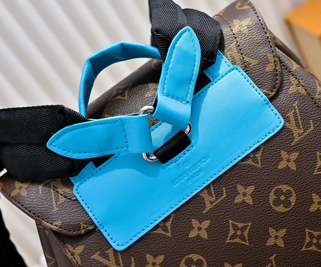 Batch 💰440 Guangzhou goods upgraded original model number M12729 Presbyopia blue M13202 Presbyopia khaki 41379 This Christopher medium backpack is from the LV Colormania series. It is made of Monogram Macassar canvas with bright leather trim, which complements the fabric lining. The side pockets offer roomy storage and drawstrings and snaps provide easy opening and closing. Detailed Features 38 x 44 x 12.5 cm (Length x Height x Width) Monogram Macassar Coated canvas and cow leather Cow leather trim Fabric lining Metal hardware Flap closure Snap and drawstring fastening Side pockets Internal tablet pocket Zippered internal pocket Internal patch pocket Handles: Single handle