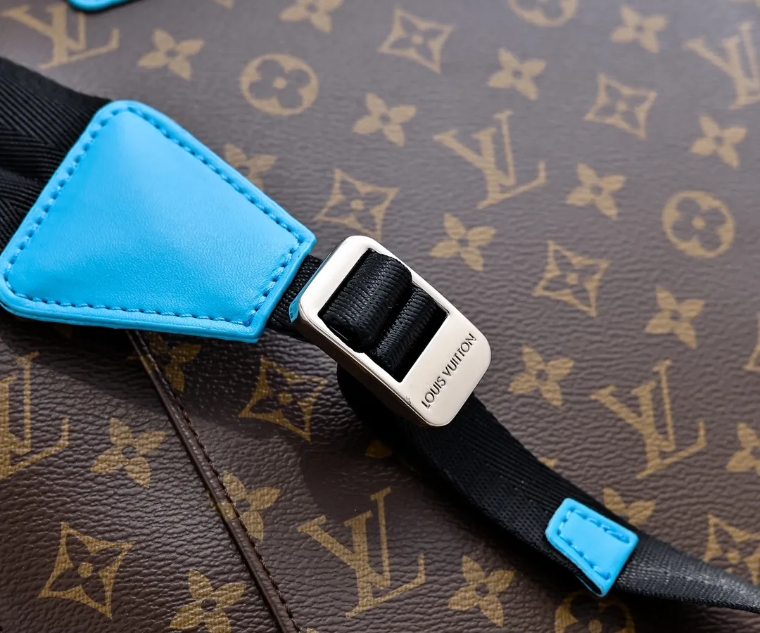 Batch 💰440 Guangzhou goods upgraded original model number M12729 Presbyopia blue M13202 Presbyopia khaki 41379 This Christopher medium backpack is from the LV Colormania series. It is made of Monogram Macassar canvas with bright leather trim, which complements the fabric lining. The side pockets offer roomy storage and drawstrings and snaps provide easy opening and closing. Detailed Features 38 x 44 x 12.5 cm (Length x Height x Width) Monogram Macassar Coated canvas and cow leather Cow leather trim Fabric lining Metal hardware Flap closure Snap and drawstring fastening Side pockets Internal tablet pocket Zippered internal pocket Internal patch pocket Handles: Single handle