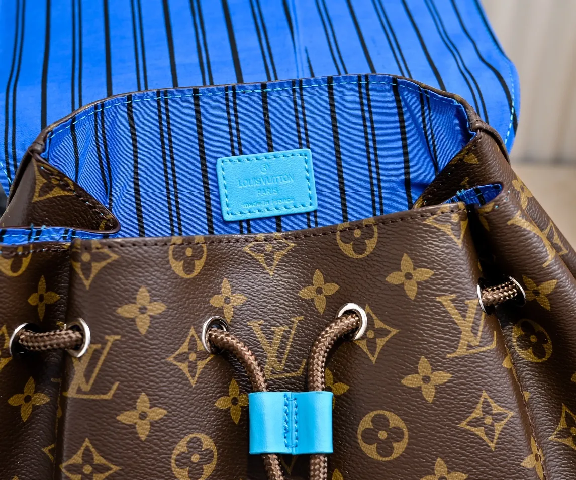 Batch 💰440 Guangzhou goods upgraded original model number M12729 Presbyopia blue M13202 Presbyopia khaki 41379 This Christopher medium backpack is from the LV Colormania series. It is made of Monogram Macassar canvas with bright leather trim, which complements the fabric lining. The side pockets offer roomy storage and drawstrings and snaps provide easy opening and closing. Detailed Features 38 x 44 x 12.5 cm (Length x Height x Width) Monogram Macassar Coated canvas and cow leather Cow leather trim Fabric lining Metal hardware Flap closure Snap and drawstring fastening Side pockets Internal tablet pocket Zippered internal pocket Internal patch pocket Handles: Single handle