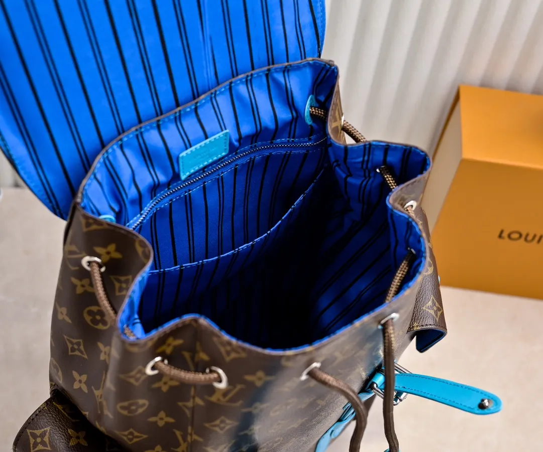 Batch 💰440 Guangzhou goods upgraded original model number M12729 Presbyopia blue M13202 Presbyopia khaki 41379 This Christopher medium backpack is from the LV Colormania series. It is made of Monogram Macassar canvas with bright leather trim, which complements the fabric lining. The side pockets offer roomy storage and drawstrings and snaps provide easy opening and closing. Detailed Features 38 x 44 x 12.5 cm (Length x Height x Width) Monogram Macassar Coated canvas and cow leather Cow leather trim Fabric lining Metal hardware Flap closure Snap and drawstring fastening Side pockets Internal tablet pocket Zippered internal pocket Internal patch pocket Handles: Single handle