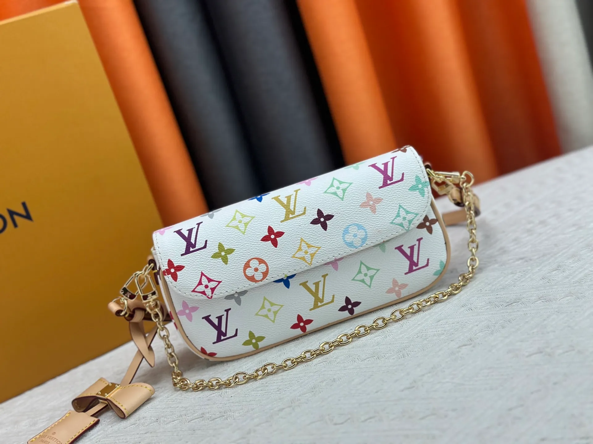 Upgraded version P240 [Official latest model] (Real shot and version matching method) M12778-81911-82110-81992-12778-11299 lv Murakami Takashi co-branded NANOSPEEDY handbag This Nano Speedy handbag combines Monogram canvas and cow leather trim printing, with 33 colorful colors to interpret white tricolor and black tricolor. The twelve pieces are popular around the world and are loved by celebrities and celebrities. 16x10x7.5cm