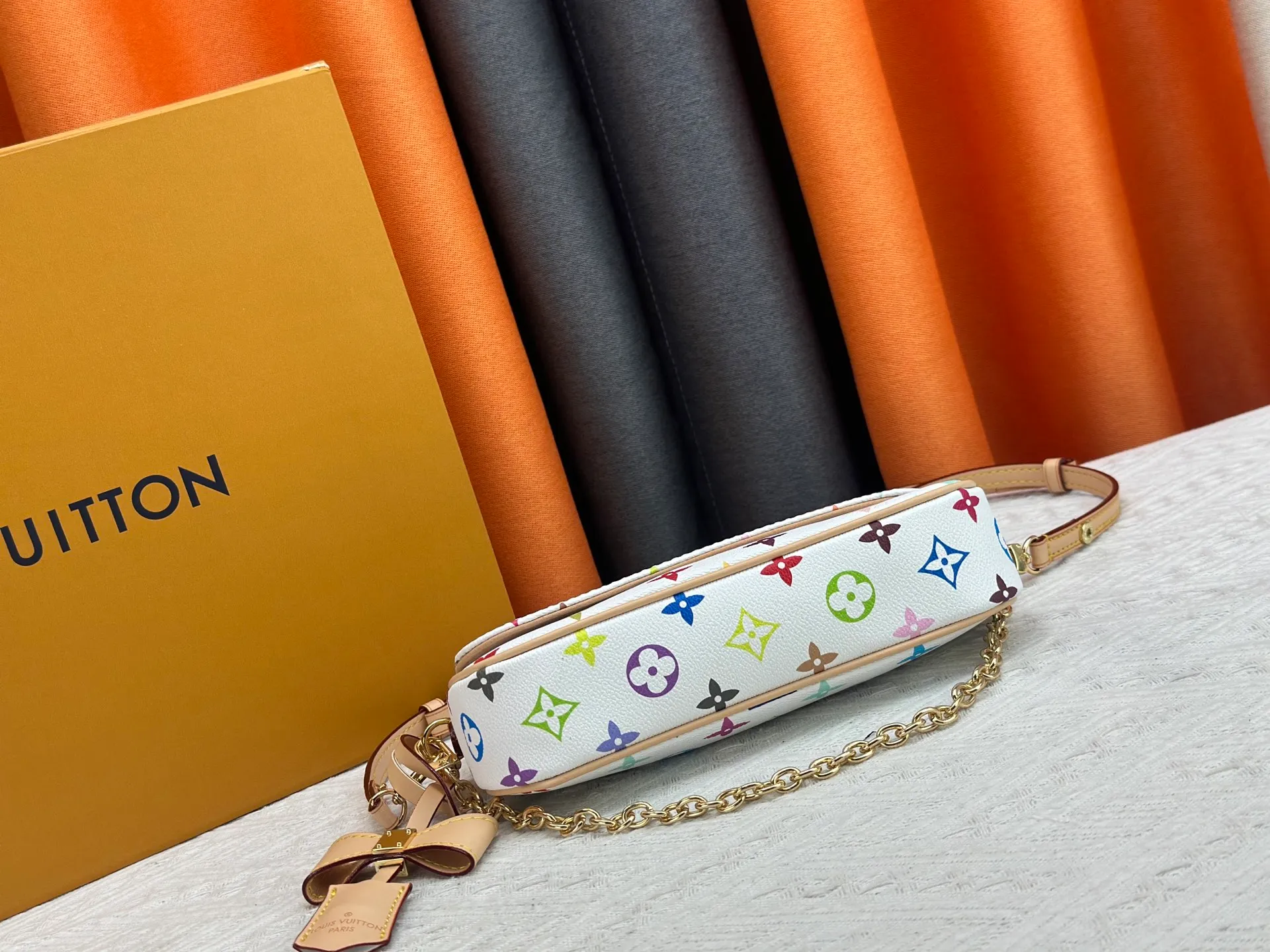 Upgraded version P240 [Official latest model] (Real shot and version matching method) M12778-81911-82110-81992-12778-11299 lv Murakami Takashi co-branded NANOSPEEDY handbag This Nano Speedy handbag combines Monogram canvas and cow leather trim printing, with 33 colorful colors to interpret white tricolor and black tricolor. The twelve pieces are popular around the world and are loved by celebrities and celebrities. 16x10x7.5cm