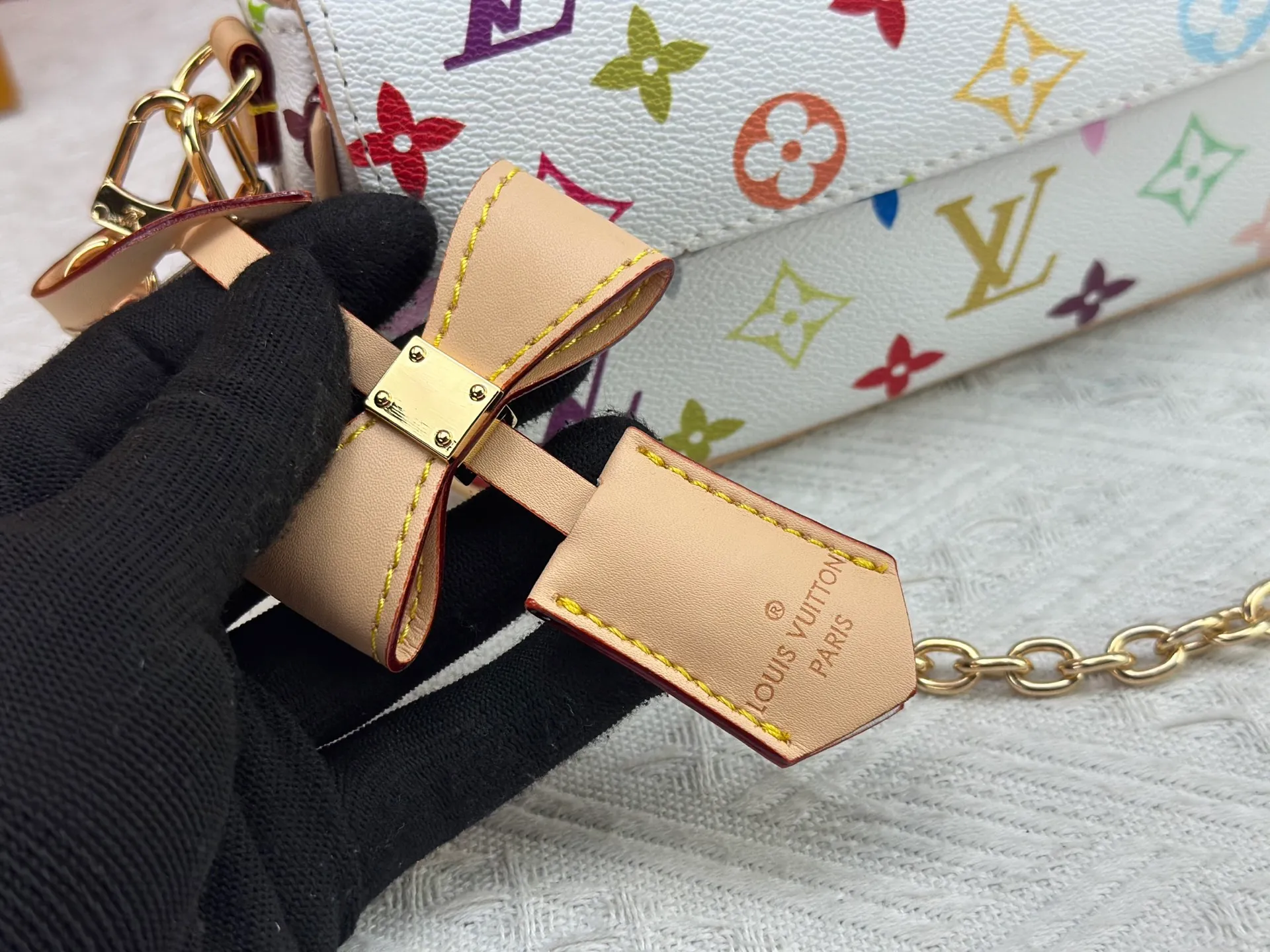 Upgraded version P240 [Official latest model] (Real shot and version matching method) M12778-81911-82110-81992-12778-11299 lv Murakami Takashi co-branded NANOSPEEDY handbag This Nano Speedy handbag combines Monogram canvas and cow leather trim printing, with 33 colorful colors to interpret white tricolor and black tricolor. The twelve pieces are popular around the world and are loved by celebrities and celebrities. 16x10x7.5cm