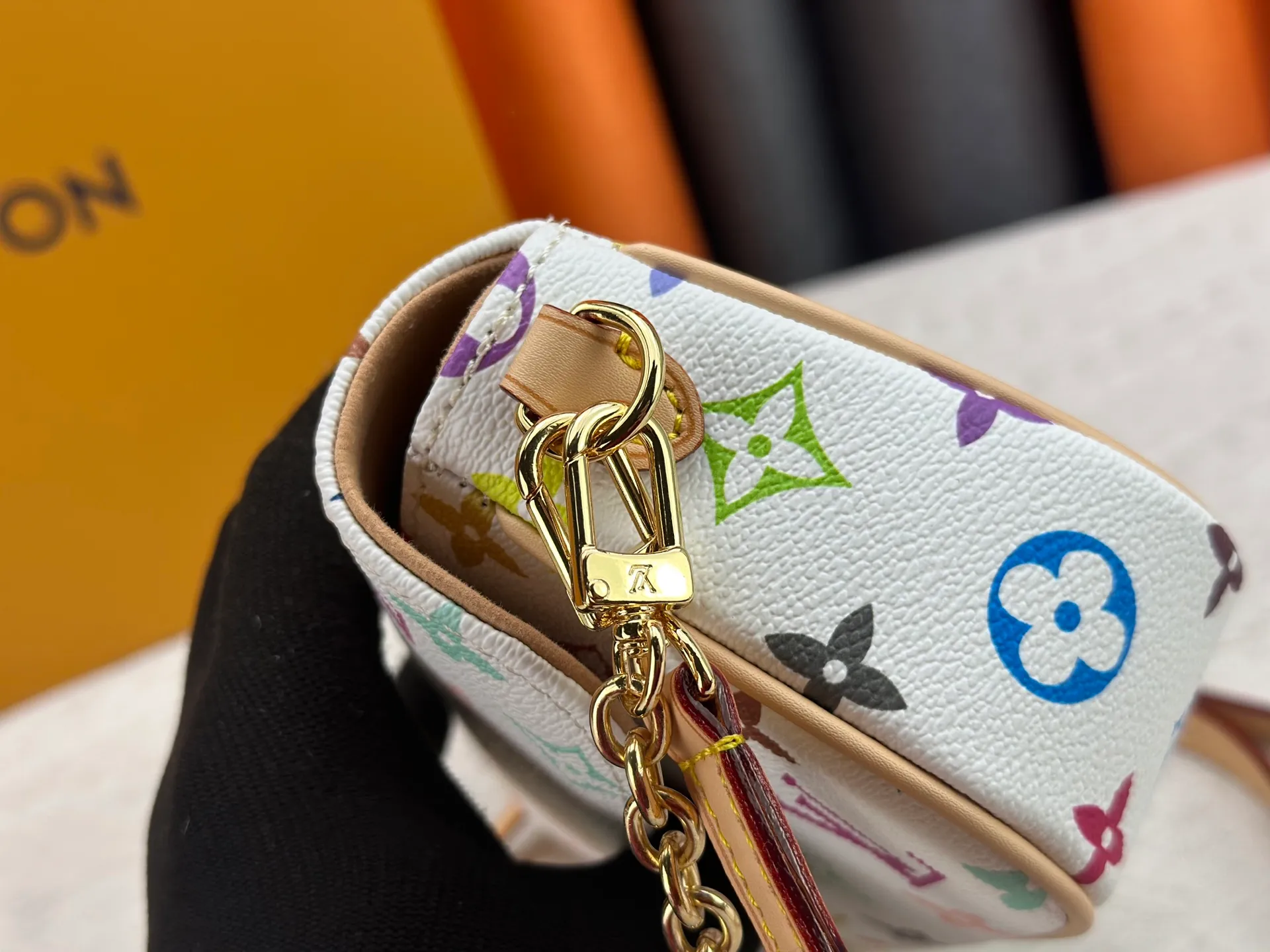 Upgraded version P240 [Official latest model] (Real shot and version matching method) M12778-81911-82110-81992-12778-11299 lv Murakami Takashi co-branded NANOSPEEDY handbag This Nano Speedy handbag combines Monogram canvas and cow leather trim printing, with 33 colorful colors to interpret white tricolor and black tricolor. The twelve pieces are popular around the world and are loved by celebrities and celebrities. 16x10x7.5cm