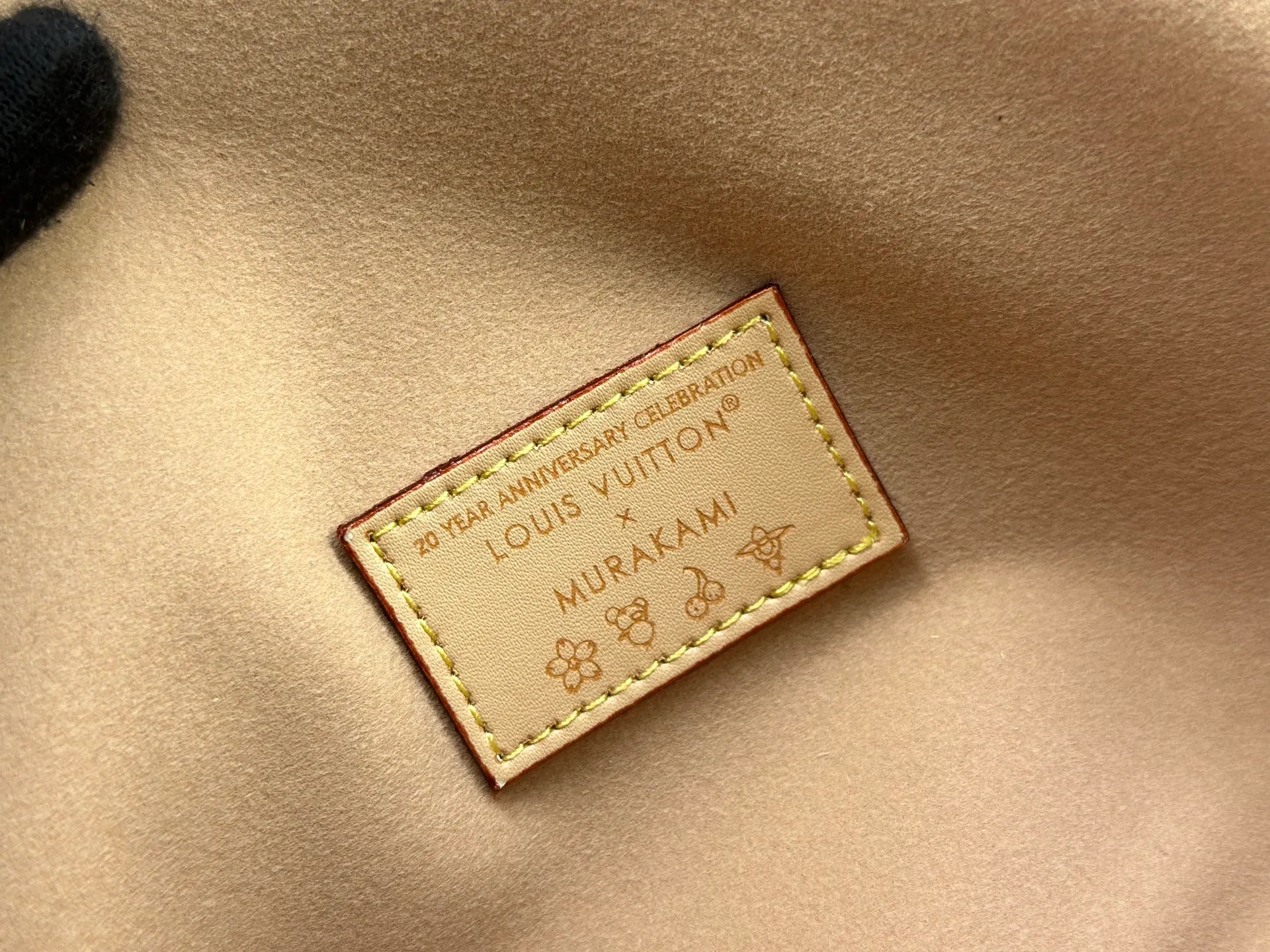 Upgraded version P240 [Official latest model] (Real shot and version matching method) M12778-81911-82110-81992-12778-11299 lv Murakami Takashi co-branded NANOSPEEDY handbag This Nano Speedy handbag combines Monogram canvas and cow leather trim printing, with 33 colorful colors to interpret white tricolor and black tricolor. The twelve pieces are popular around the world and are loved by celebrities and celebrities. 16x10x7.5cm