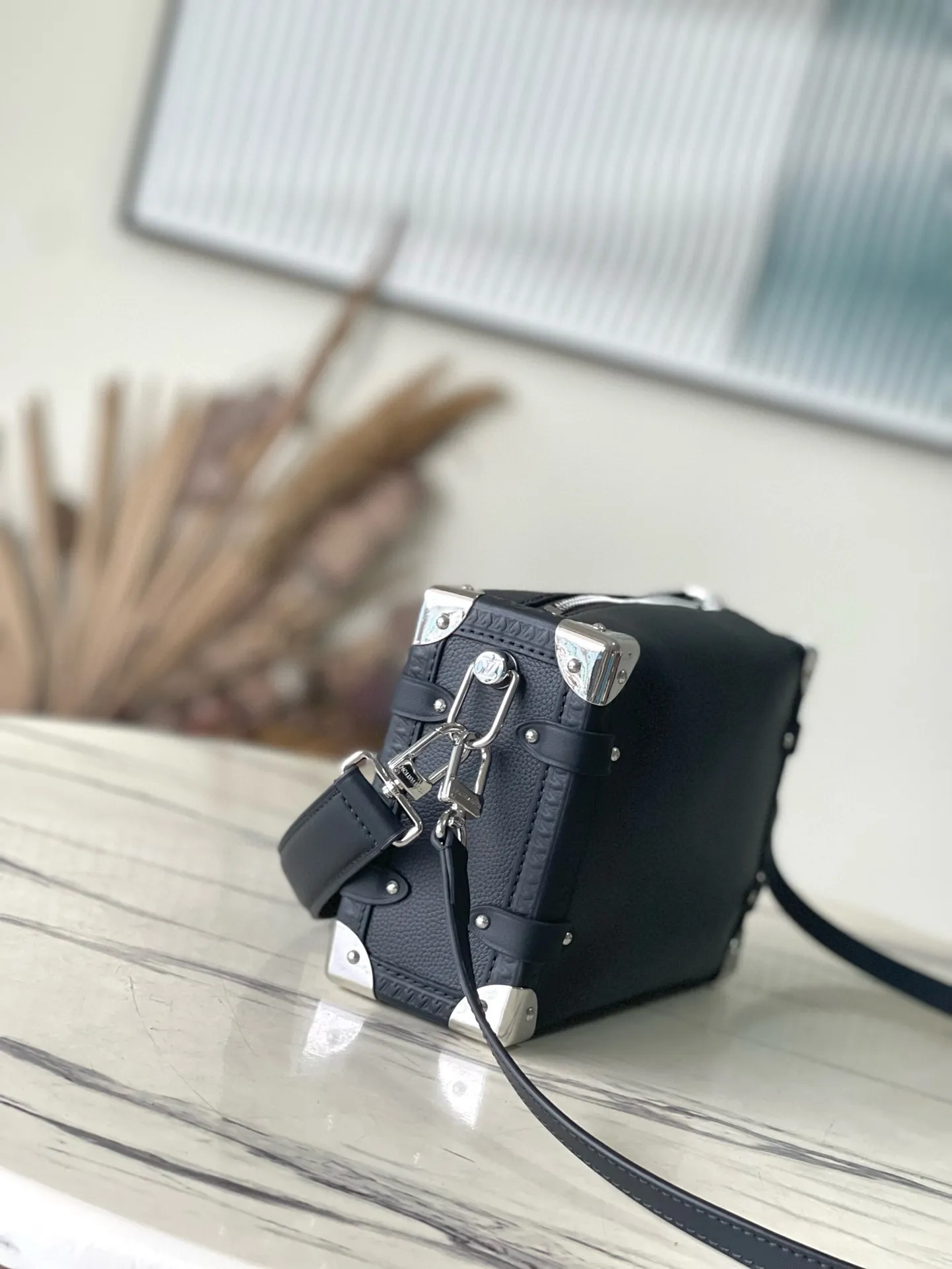 💰1300 (first-grain leather) top original order M25160 black Founding director Nicolas Ghesqulere pays tribute to the brand's traditional hard luggage with this elegant Side Trunk medium handbag. The grained cow leather bag features smooth cow leather trim, S-ock buckle and metallic texture with rounded corners. The handle and adjustable shoulder strap are detachable, making it easy to hold, carry on the shoulder or cross-body. Dimensions: 21 × 14 × 6 cm
