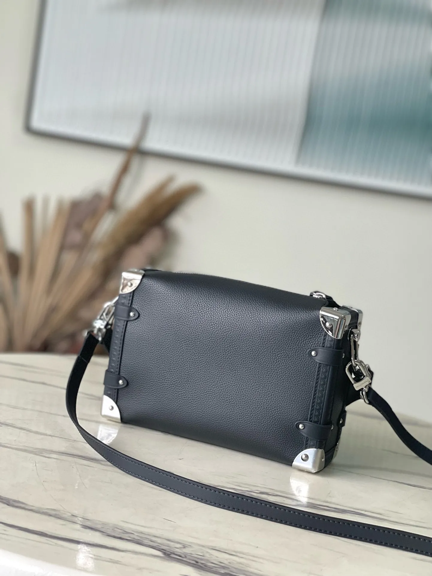 💰1300 (first-grain leather) top original order M25160 black Founding director Nicolas Ghesqulere pays tribute to the brand's traditional hard luggage with this elegant Side Trunk medium handbag. The grained cow leather bag features smooth cow leather trim, S-ock buckle and metallic texture with rounded corners. The handle and adjustable shoulder strap are detachable, making it easy to hold, carry on the shoulder or cross-body. Dimensions: 21 × 14 × 6 cm