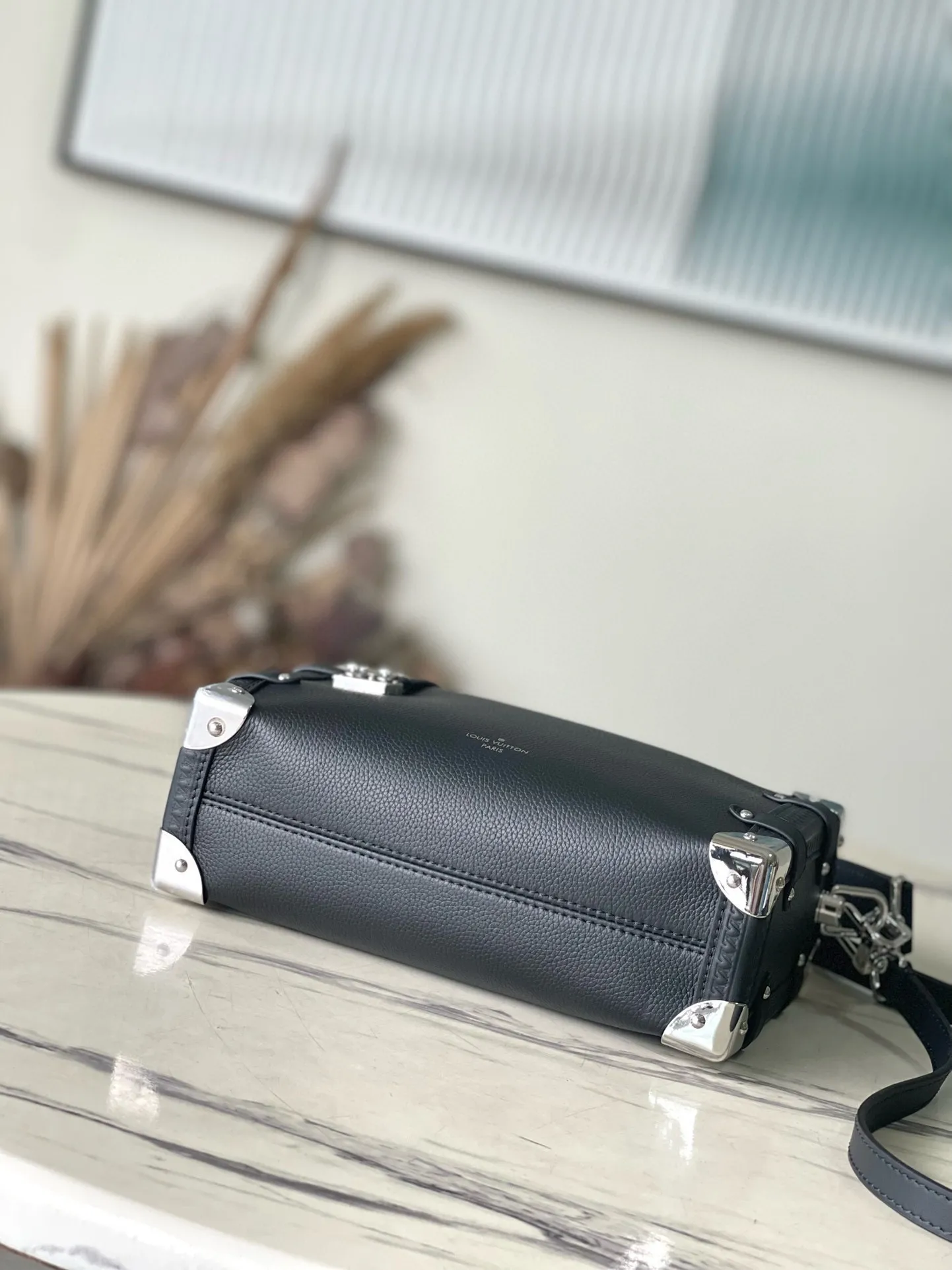 💰1300 (first-grain leather) top original order M25160 black Founding director Nicolas Ghesqulere pays tribute to the brand's traditional hard luggage with this elegant Side Trunk medium handbag. The grained cow leather bag features smooth cow leather trim, S-ock buckle and metallic texture with rounded corners. The handle and adjustable shoulder strap are detachable, making it easy to hold, carry on the shoulder or cross-body. Dimensions: 21 × 14 × 6 cm