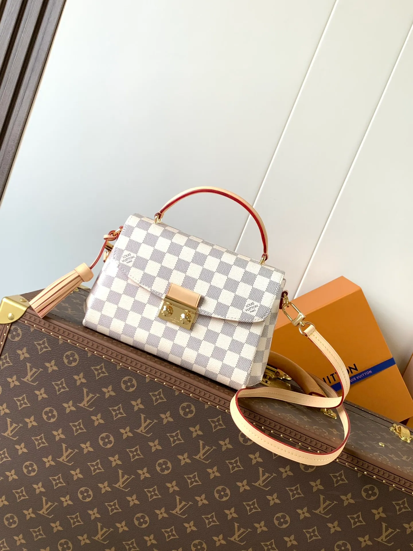 💰760 Top-quality original order, transcoding chip M53000 brown check M41581 white check M41581 presbyopia CROISETTE handbag This small and fashionable and casual Croisette handbag has exquisite details and complete functions, enough to become your new favorite. Removable tassels add a playful touch to the elegant design. Versatile, it can be handheld, carried on the shoulder, or carried cross-body. Detailed features 25 x 17 x 9.5 cm (Length x Height x Width) Damier Ebene checkerboard canvas exterior Natural cowhide leather trim Gold-tone metal hardware Flap and buckle closure Removable tassel in natural cowhide leather Flat inner pocket Shoulder strap: removable, not adjustable Half-length strap: 56.0 cm Handle: Single handle