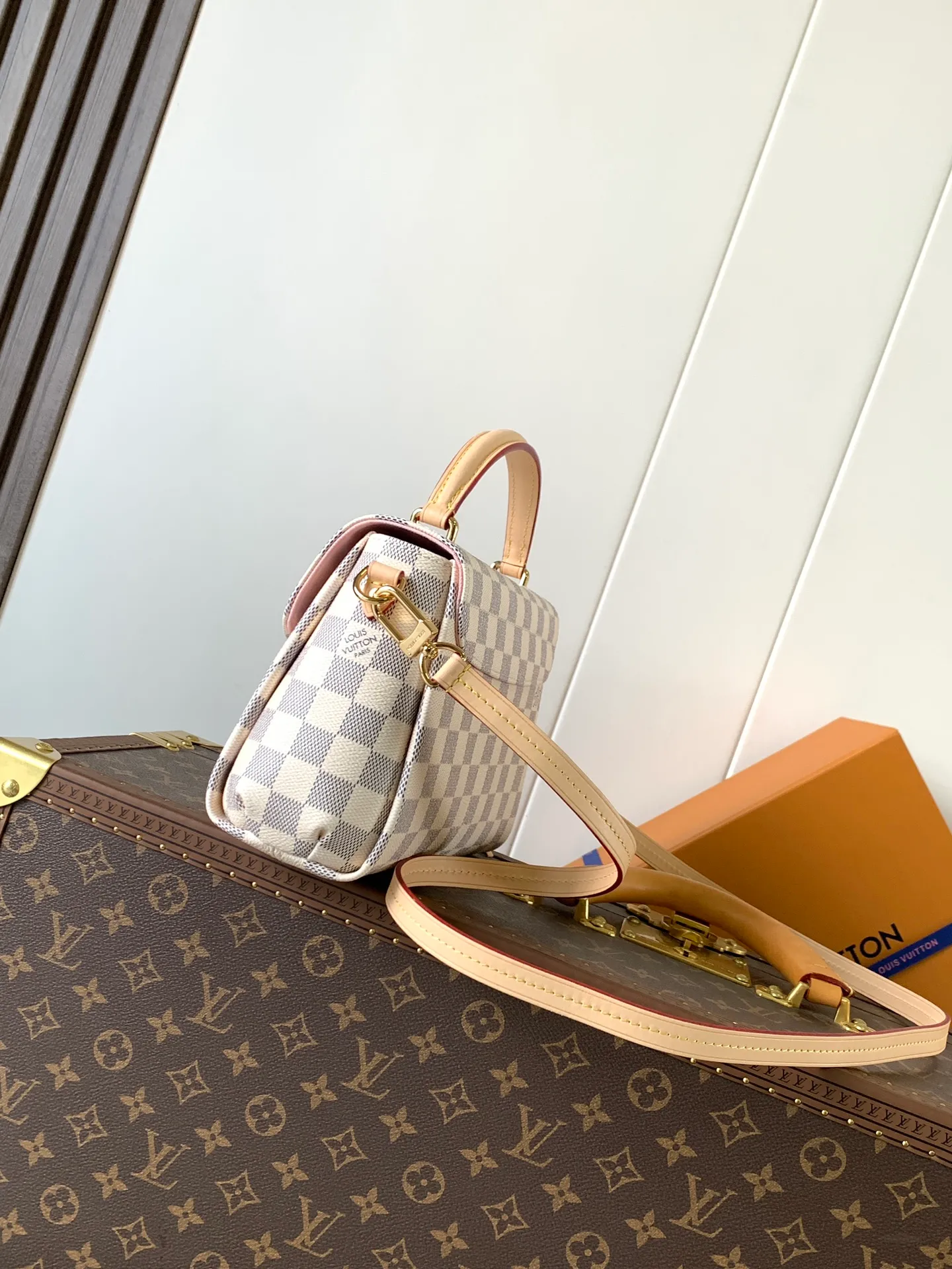 💰760 Top-quality original order, transcoding chip M53000 brown check M41581 white check M41581 presbyopia CROISETTE handbag This small and fashionable and casual Croisette handbag has exquisite details and complete functions, enough to become your new favorite. Removable tassels add a playful touch to the elegant design. Versatile, it can be handheld, carried on the shoulder, or carried cross-body. Detailed features 25 x 17 x 9.5 cm (Length x Height x Width) Damier Ebene checkerboard canvas exterior Natural cowhide leather trim Gold-tone metal hardware Flap and buckle closure Removable tassel in natural cowhide leather Flat inner pocket Shoulder strap: removable, not adjustable Half-length strap: 56.0 cm Handle: Single handle