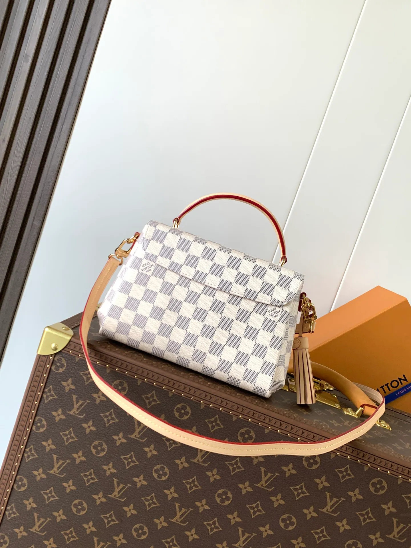 💰760 Top-quality original order, transcoding chip M53000 brown check M41581 white check M41581 presbyopia CROISETTE handbag This small and fashionable and casual Croisette handbag has exquisite details and complete functions, enough to become your new favorite. Removable tassels add a playful touch to the elegant design. Versatile, it can be handheld, carried on the shoulder, or carried cross-body. Detailed features 25 x 17 x 9.5 cm (Length x Height x Width) Damier Ebene checkerboard canvas exterior Natural cowhide leather trim Gold-tone metal hardware Flap and buckle closure Removable tassel in natural cowhide leather Flat inner pocket Shoulder strap: removable, not adjustable Half-length strap: 56.0 cm Handle: Single handle