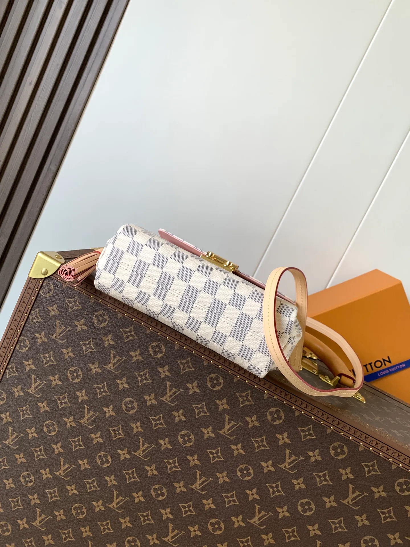 💰760 Top-quality original order, transcoding chip M53000 brown check M41581 white check M41581 presbyopia CROISETTE handbag This small and fashionable and casual Croisette handbag has exquisite details and complete functions, enough to become your new favorite. Removable tassels add a playful touch to the elegant design. Versatile, it can be handheld, carried on the shoulder, or carried cross-body. Detailed features 25 x 17 x 9.5 cm (Length x Height x Width) Damier Ebene checkerboard canvas exterior Natural cowhide leather trim Gold-tone metal hardware Flap and buckle closure Removable tassel in natural cowhide leather Flat inner pocket Shoulder strap: removable, not adjustable Half-length strap: 56.0 cm Handle: Single handle
