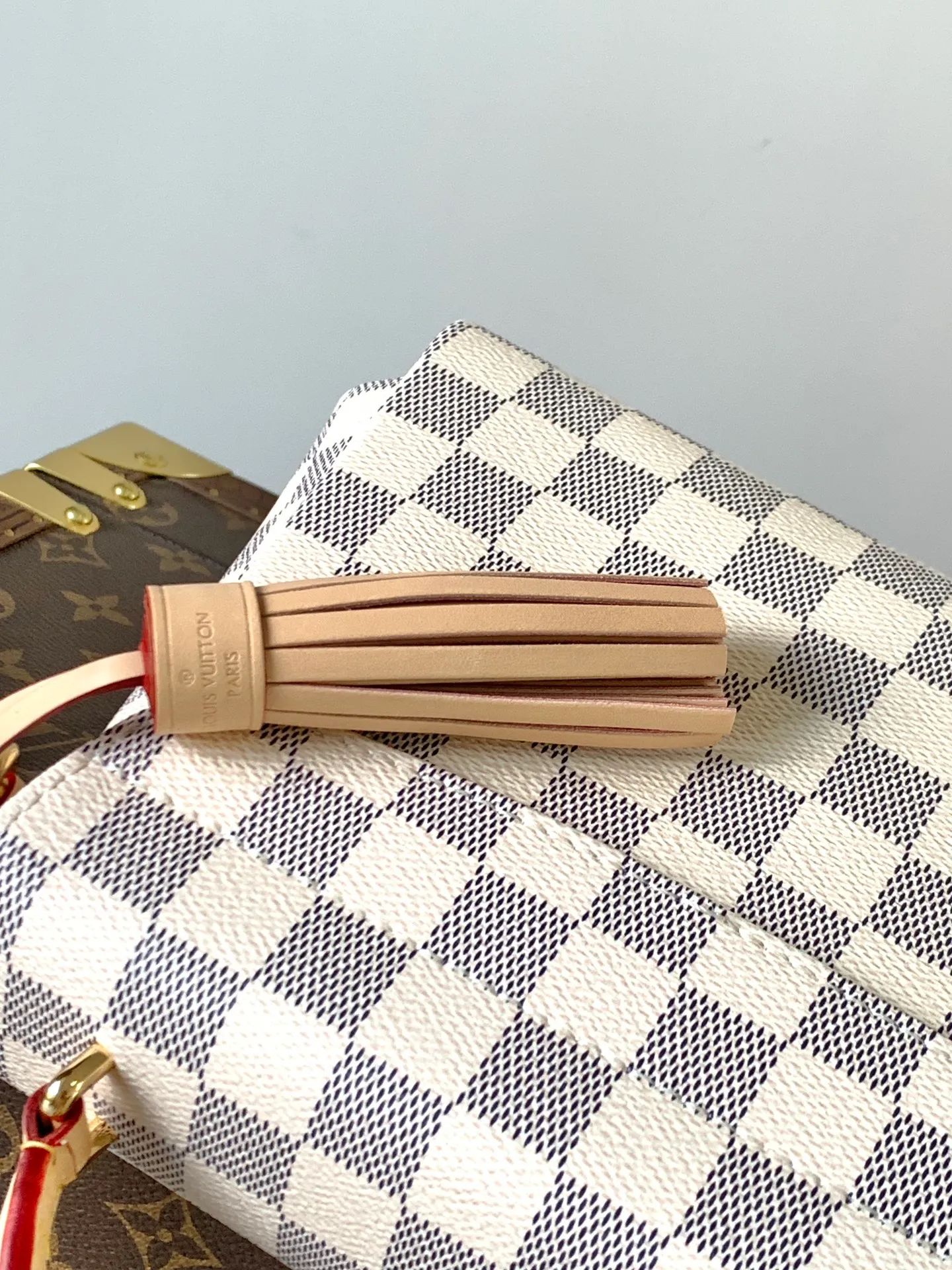 💰760 Top-quality original order, transcoding chip M53000 brown check M41581 white check M41581 presbyopia CROISETTE handbag This small and fashionable and casual Croisette handbag has exquisite details and complete functions, enough to become your new favorite. Removable tassels add a playful touch to the elegant design. Versatile, it can be handheld, carried on the shoulder, or carried cross-body. Detailed features 25 x 17 x 9.5 cm (Length x Height x Width) Damier Ebene checkerboard canvas exterior Natural cowhide leather trim Gold-tone metal hardware Flap and buckle closure Removable tassel in natural cowhide leather Flat inner pocket Shoulder strap: removable, not adjustable Half-length strap: 56.0 cm Handle: Single handle