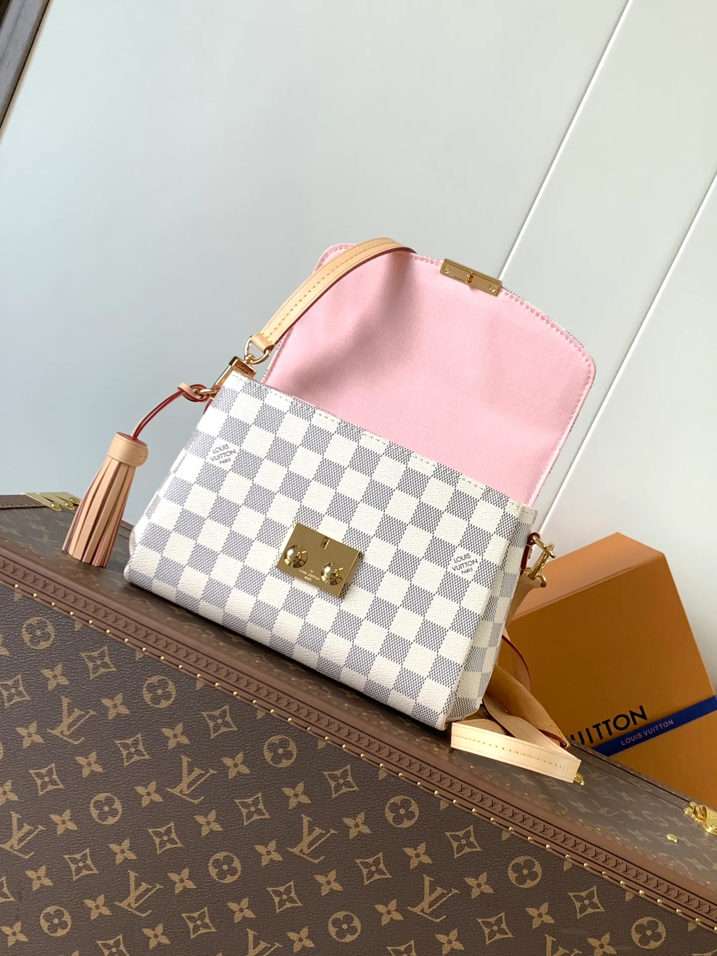 💰760 Top-quality original order, transcoding chip M53000 brown check M41581 white check M41581 presbyopia CROISETTE handbag This small and fashionable and casual Croisette handbag has exquisite details and complete functions, enough to become your new favorite. Removable tassels add a playful touch to the elegant design. Versatile, it can be handheld, carried on the shoulder, or carried cross-body. Detailed features 25 x 17 x 9.5 cm (Length x Height x Width) Damier Ebene checkerboard canvas exterior Natural cowhide leather trim Gold-tone metal hardware Flap and buckle closure Removable tassel in natural cowhide leather Flat inner pocket Shoulder strap: removable, not adjustable Half-length strap: 56.0 cm Handle: Single handle