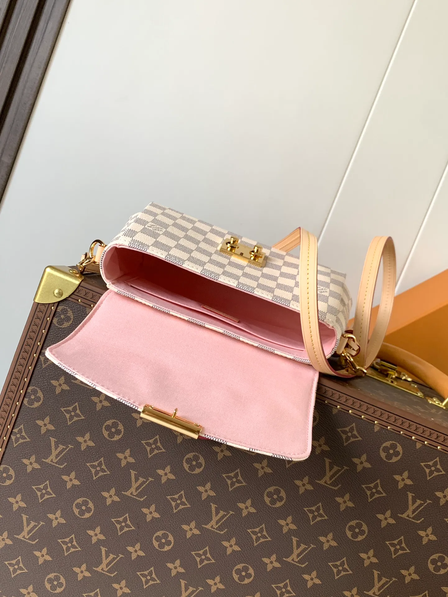 💰760 Top-quality original order, transcoding chip M53000 brown check M41581 white check M41581 presbyopia CROISETTE handbag This small and fashionable and casual Croisette handbag has exquisite details and complete functions, enough to become your new favorite. Removable tassels add a playful touch to the elegant design. Versatile, it can be handheld, carried on the shoulder, or carried cross-body. Detailed features 25 x 17 x 9.5 cm (Length x Height x Width) Damier Ebene checkerboard canvas exterior Natural cowhide leather trim Gold-tone metal hardware Flap and buckle closure Removable tassel in natural cowhide leather Flat inner pocket Shoulder strap: removable, not adjustable Half-length strap: 56.0 cm Handle: Single handle