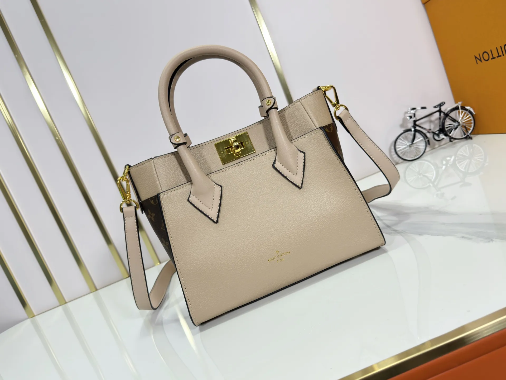 P320 upgrades the original M57728 M57729 M53824 M53826 On My Side handbag, showing the elegant fusion of calfskin and classic Monogram canvas. Contrasting canvas shapes the large outer pocket, creating a trompe l'oeil effect as if two handbags merge into one. Plenty of space can easily accommodate office needs, and the adjustable shoulder strap allows for a cross-body style. Dimensions: 25,0