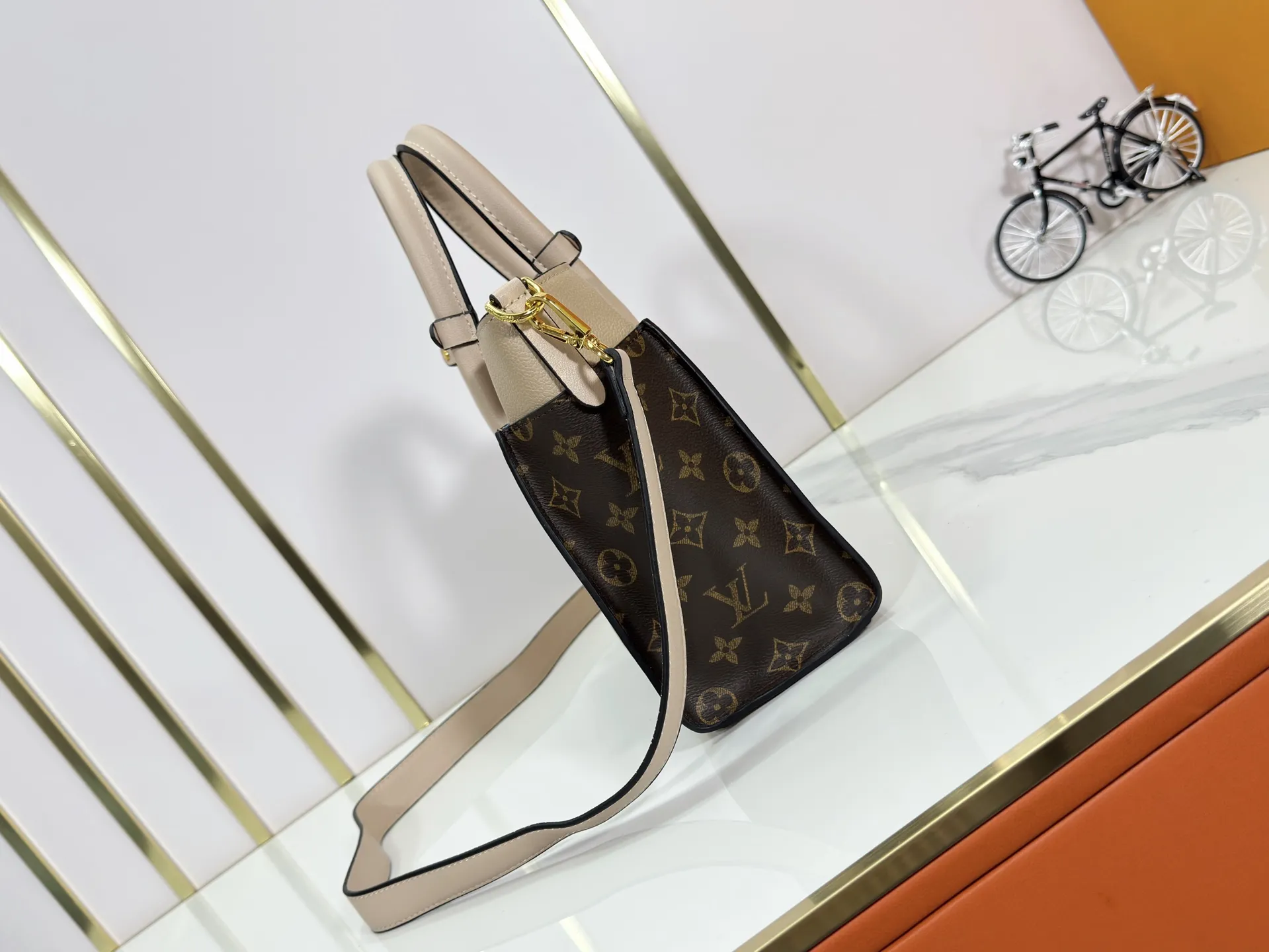 P320 upgrades the original M57728 M57729 M53824 M53826 On My Side handbag, showing the elegant fusion of calfskin and classic Monogram canvas. Contrasting canvas shapes the large outer pocket, creating a trompe l'oeil effect as if two handbags merge into one. Plenty of space can easily accommodate office needs, and the adjustable shoulder strap allows for a cross-body style. Dimensions: 25,0