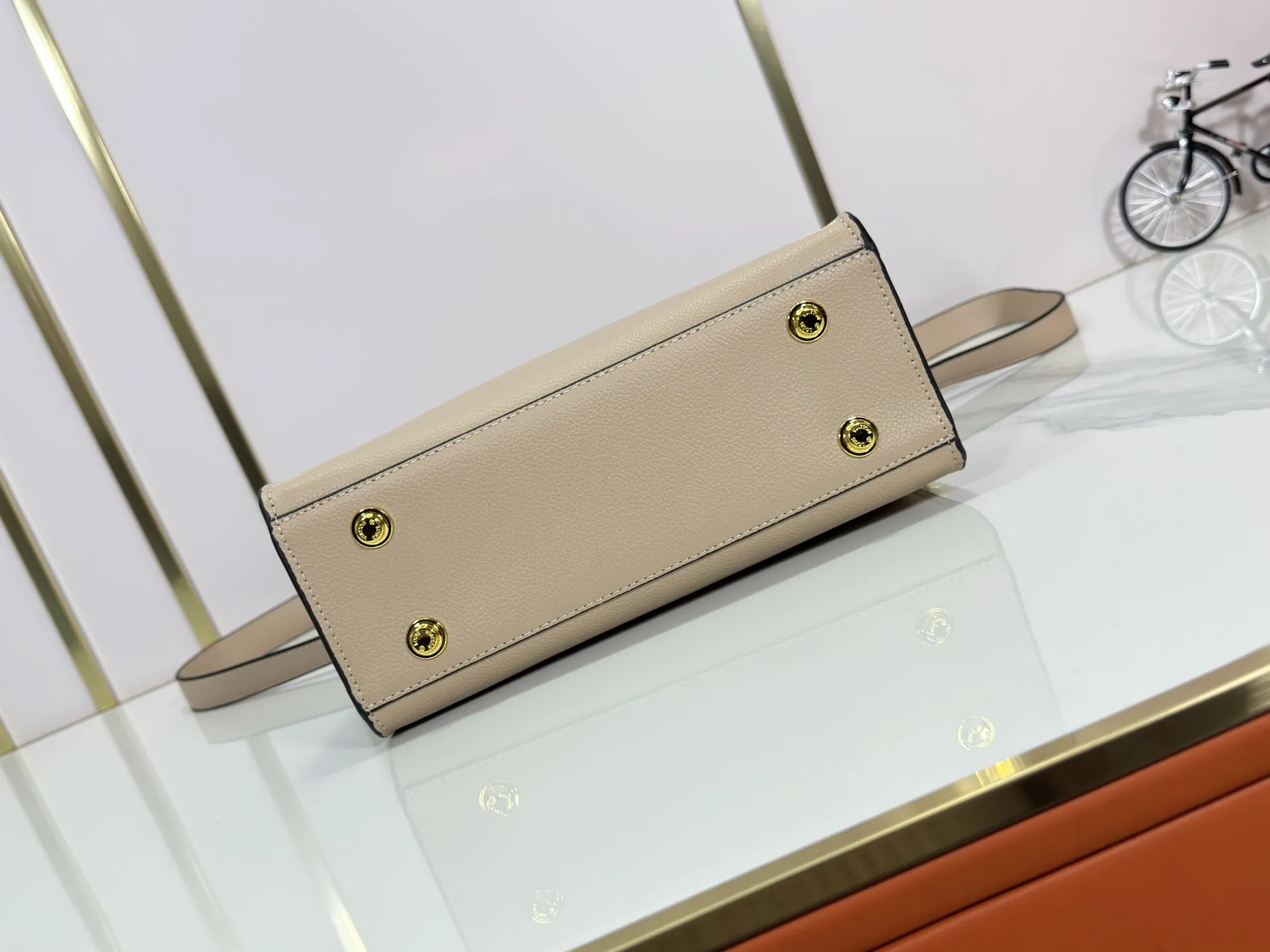 P320 upgrades the original M57728 M57729 M53824 M53826 On My Side handbag, showing the elegant fusion of calfskin and classic Monogram canvas. Contrasting canvas shapes the large outer pocket, creating a trompe l'oeil effect as if two handbags merge into one. Plenty of space can easily accommodate office needs, and the adjustable shoulder strap allows for a cross-body style. Dimensions: 25,0