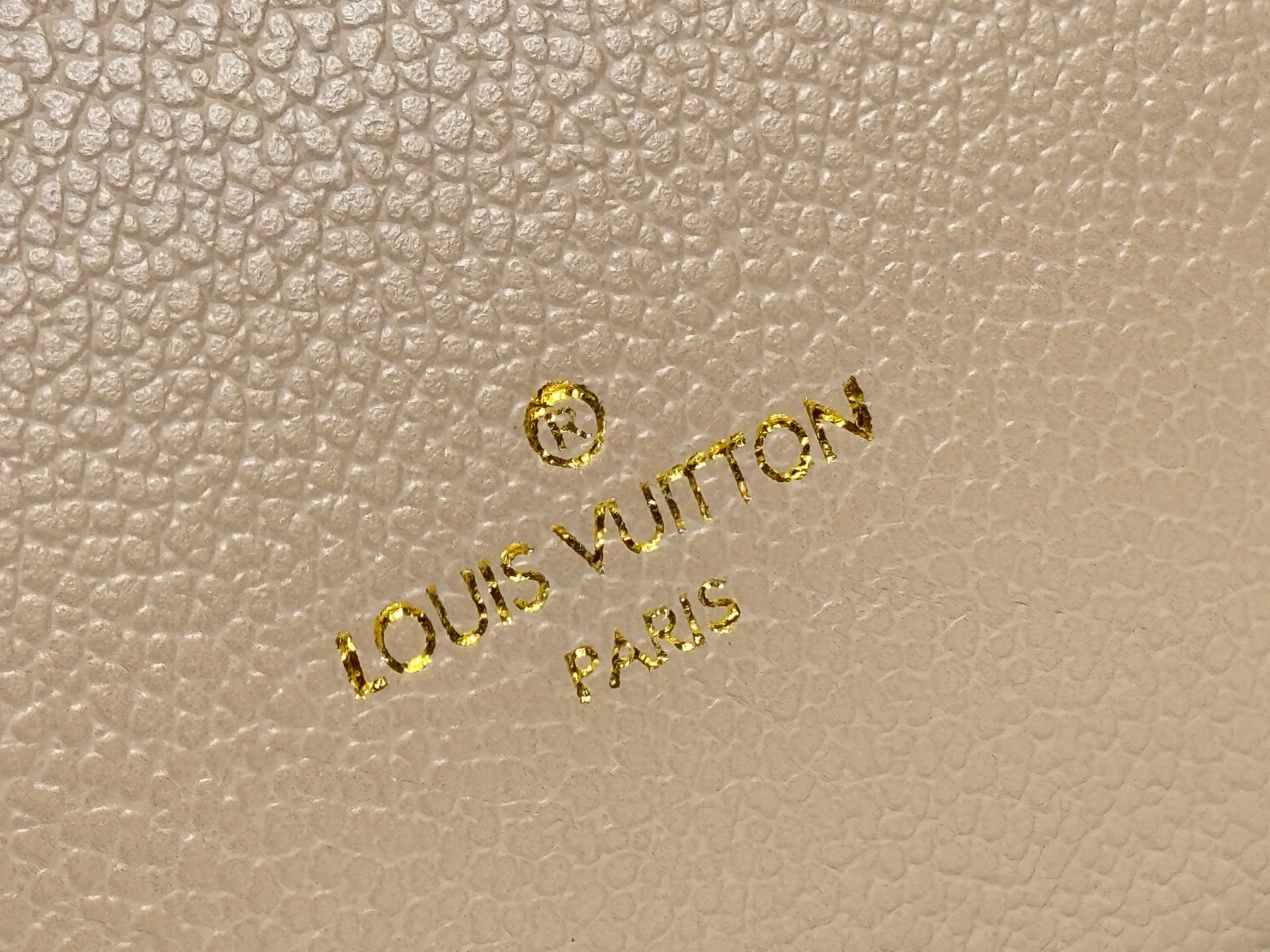 P320 upgrades the original M57728 M57729 M53824 M53826 On My Side handbag, showing the elegant fusion of calfskin and classic Monogram canvas. Contrasting canvas shapes the large outer pocket, creating a trompe l'oeil effect as if two handbags merge into one. Plenty of space can easily accommodate office needs, and the adjustable shoulder strap allows for a cross-body style. Dimensions: 25,0