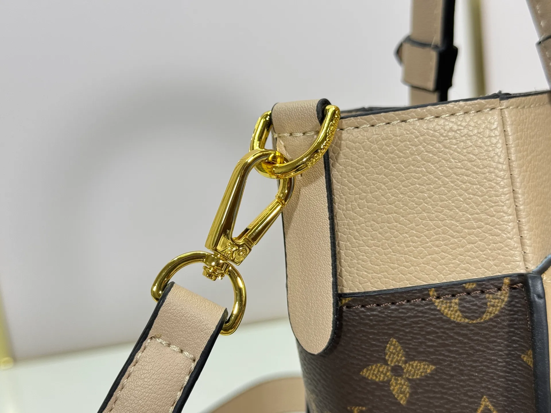 P320 upgrades the original M57728 M57729 M53824 M53826 On My Side handbag, showing the elegant fusion of calfskin and classic Monogram canvas. Contrasting canvas shapes the large outer pocket, creating a trompe l'oeil effect as if two handbags merge into one. Plenty of space can easily accommodate office needs, and the adjustable shoulder strap allows for a cross-body style. Dimensions: 25,0