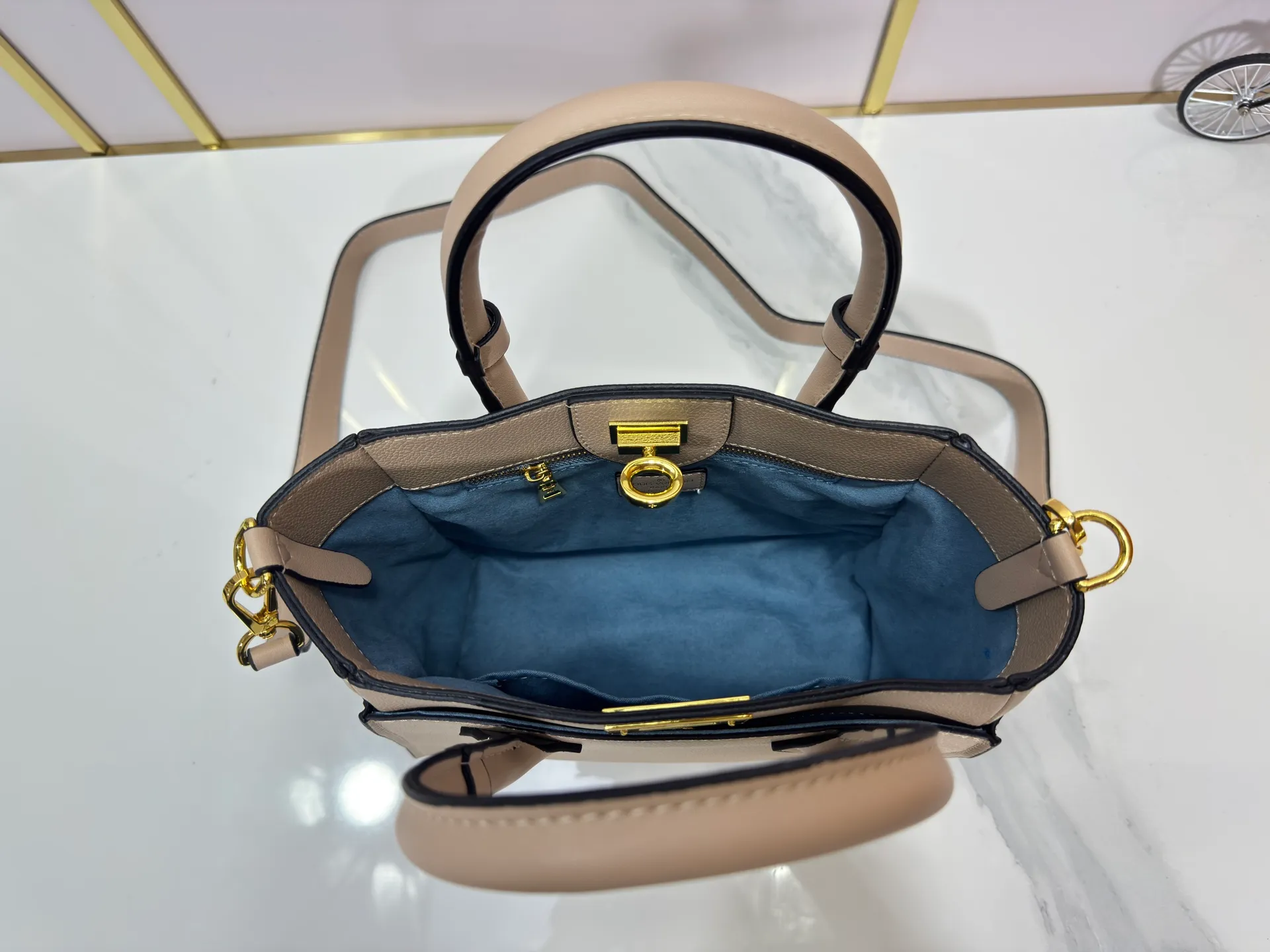 P320 upgrades the original M57728 M57729 M53824 M53826 On My Side handbag, showing the elegant fusion of calfskin and classic Monogram canvas. Contrasting canvas shapes the large outer pocket, creating a trompe l'oeil effect as if two handbags merge into one. Plenty of space can easily accommodate office needs, and the adjustable shoulder strap allows for a cross-body style. Dimensions: 25,0