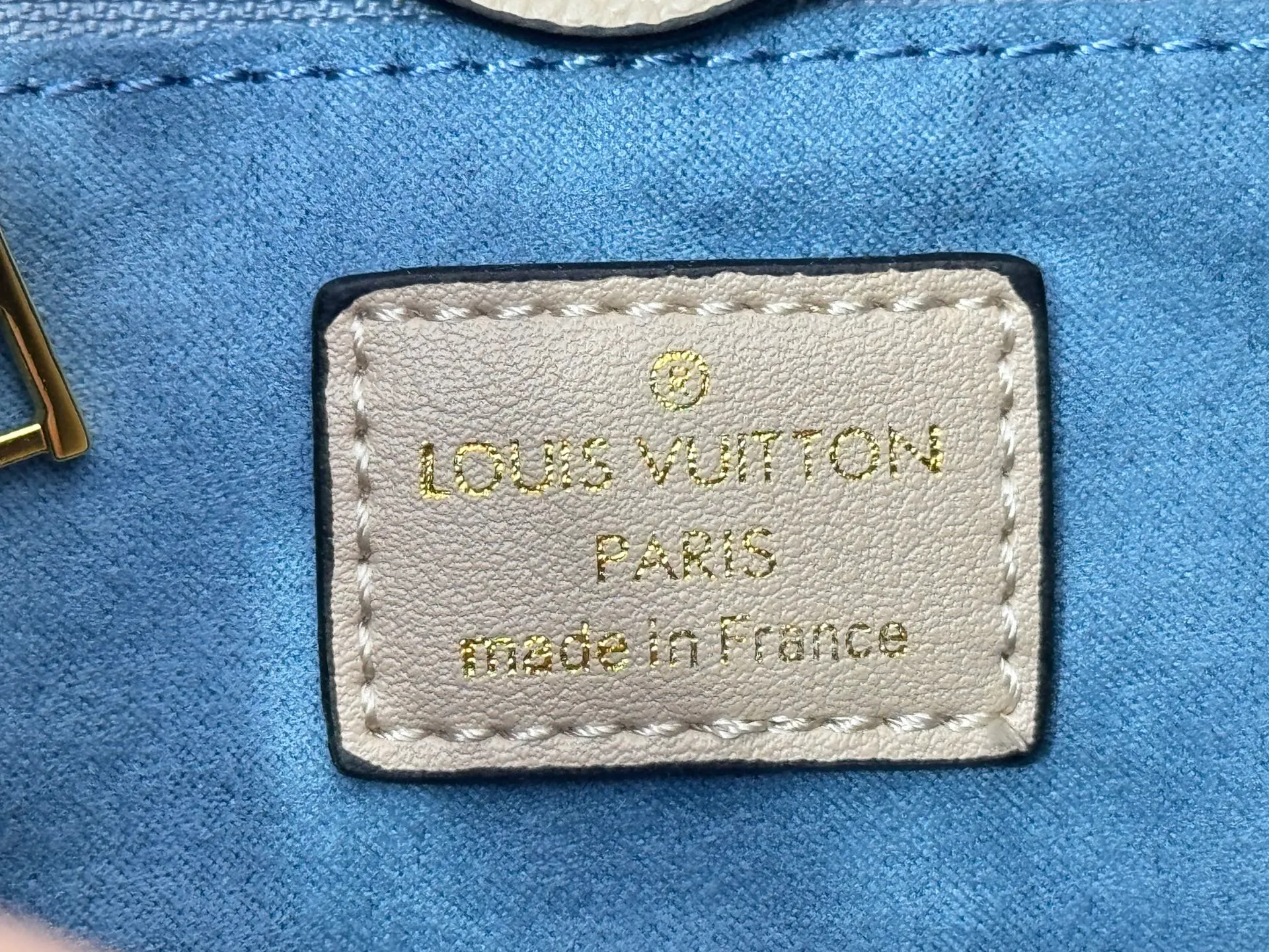 P320 upgrades the original M57728 M57729 M53824 M53826 On My Side handbag, showing the elegant fusion of calfskin and classic Monogram canvas. Contrasting canvas shapes the large outer pocket, creating a trompe l'oeil effect as if two handbags merge into one. Plenty of space can easily accommodate office needs, and the adjustable shoulder strap allows for a cross-body style. Dimensions: 25,0