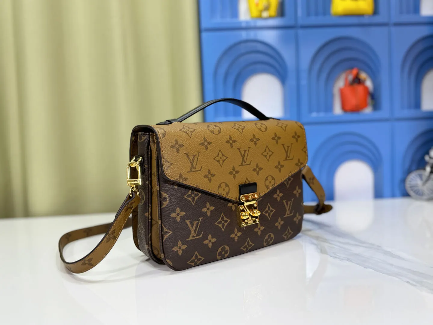 P220 Upgraded original M44875 presbyopic M44876 yellow flower M40780 shipped Métis handbag's compact shape exudes elegance. Made of soft Monogram canvas, compact size with many practical pockets and compartments Dimensions: 25 x 19 x 9 cm