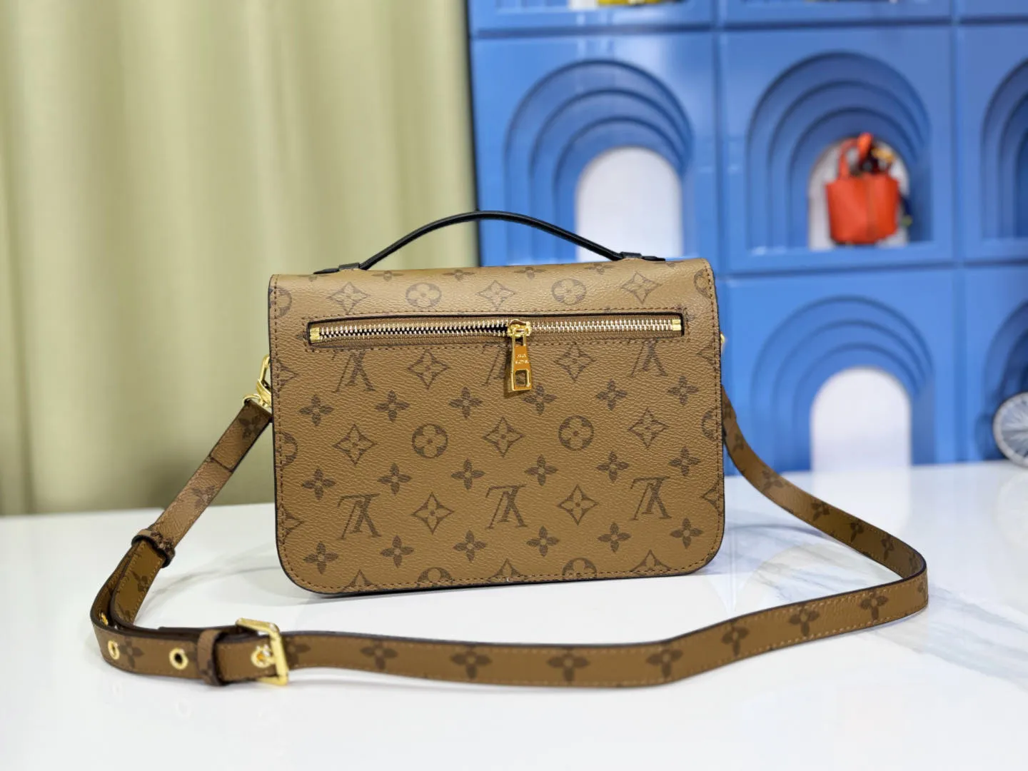 P220 Upgraded original M44875 presbyopic M44876 yellow flower M40780 shipped Métis handbag's compact shape exudes elegance. Made of soft Monogram canvas, compact size with many practical pockets and compartments Dimensions: 25 x 19 x 9 cm