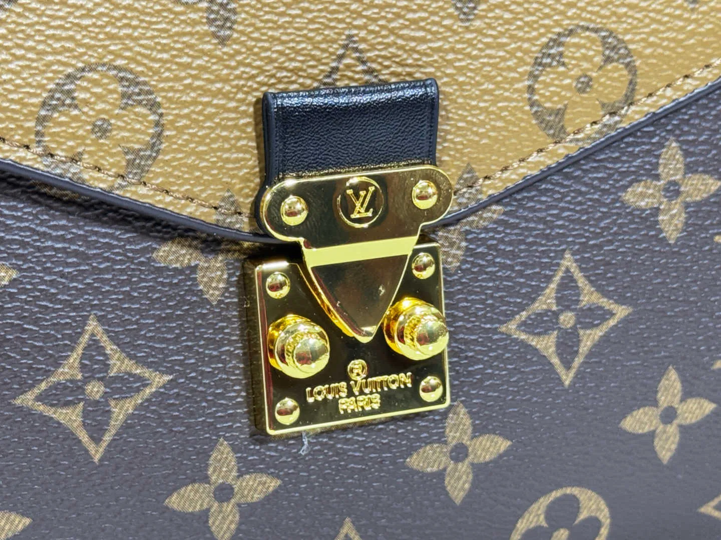 P220 Upgraded original M44875 presbyopic M44876 yellow flower M40780 shipped Métis handbag's compact shape exudes elegance. Made of soft Monogram canvas, compact size with many practical pockets and compartments Dimensions: 25 x 19 x 9 cm