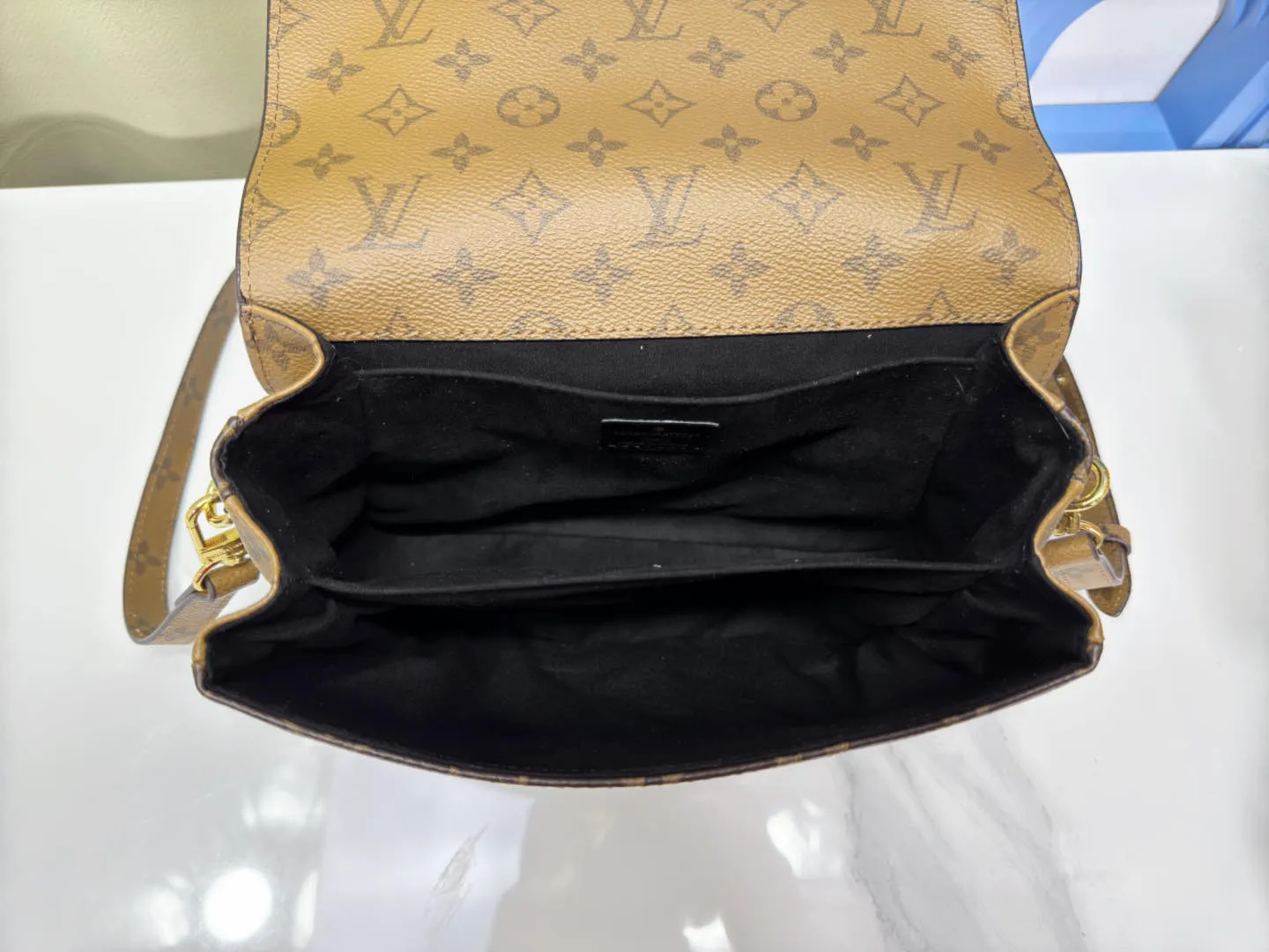 P220 Upgraded original M44875 presbyopic M44876 yellow flower M40780 shipped Métis handbag's compact shape exudes elegance. Made of soft Monogram canvas, compact size with many practical pockets and compartments Dimensions: 25 x 19 x 9 cm