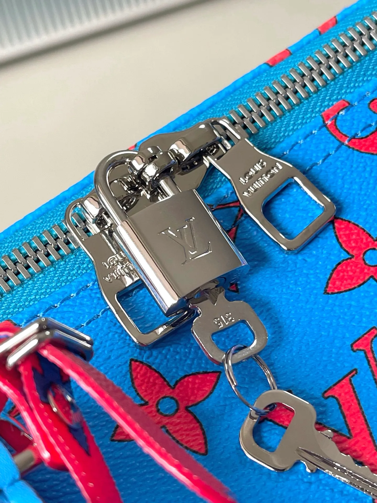 💰1300 (top layer leather) top original order M14834 KEEPALL BANDOULIÈRE 50 The blue Monogram Bandana pattern is presented with a unique bleaching and dyeing effect, bringing an elegant and casual atmosphere to this Keepall Bandoulière 50 soft travel bag made of soft leather and classic lines. This cabin-sized travel bag has a roomy interior for packing your weekend essentials. The travel bag features leather top handles and a detachable shoulder strap, allowing it to be carried in a variety of ways. size：50*29*23