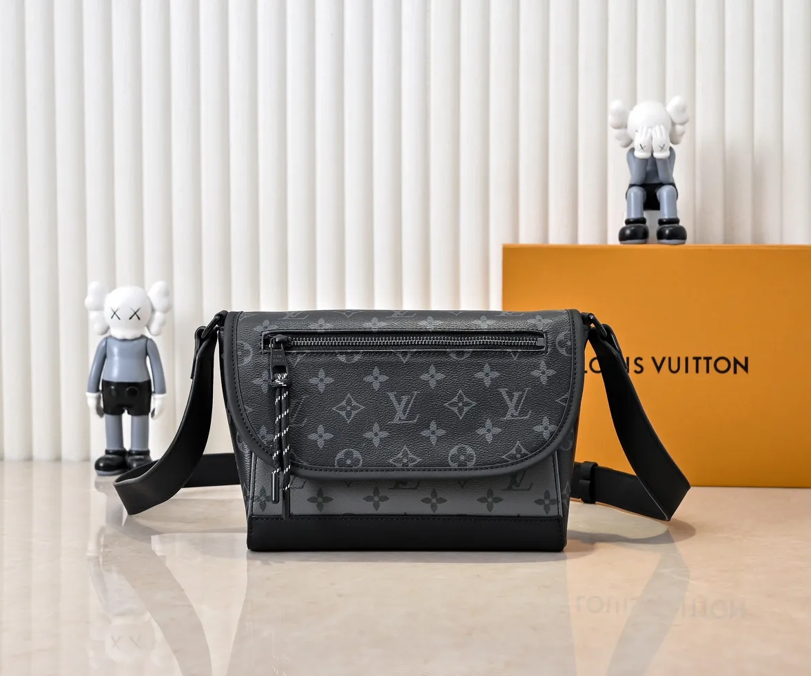 💰240💰Upgraded from the original M12681 M12806 M12636 This Pulse messenger bag is exquisitely constructed with Monogram Eclipse canvas and equipped with a cord zipper puller for the outer pocket on the flap. The magnetic closure makes it easy to access items, and the leather shoulder strap can be adjusted using the side loops, making it ideal for shoulder or cross-body wear. 26.6 x 17.0 x 11.0 cm (length x height x width)