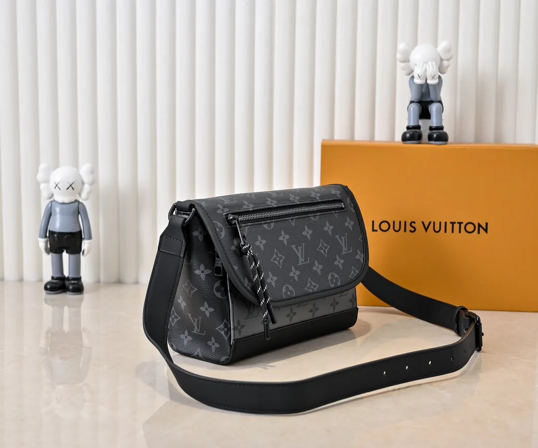 💰240💰Upgraded from the original M12681 M12806 M12636 This Pulse messenger bag is exquisitely constructed with Monogram Eclipse canvas and equipped with a cord zipper puller for the outer pocket on the flap. The magnetic closure makes it easy to access items, and the leather shoulder strap can be adjusted using the side loops, making it ideal for shoulder or cross-body wear. 26.6 x 17.0 x 11.0 cm (length x height x width)