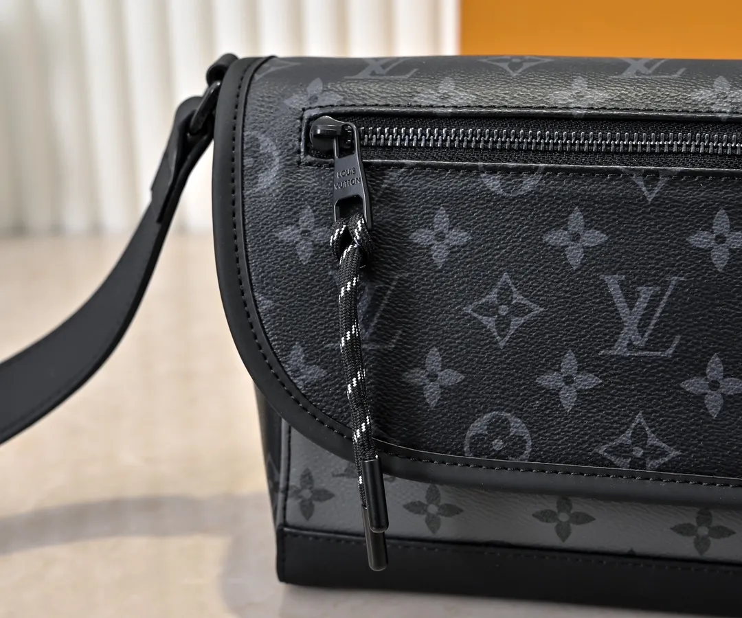 💰240💰Upgraded from the original M12681 M12806 M12636 This Pulse messenger bag is exquisitely constructed with Monogram Eclipse canvas and equipped with a cord zipper puller for the outer pocket on the flap. The magnetic closure makes it easy to access items, and the leather shoulder strap can be adjusted using the side loops, making it ideal for shoulder or cross-body wear. 26.6 x 17.0 x 11.0 cm (length x height x width)