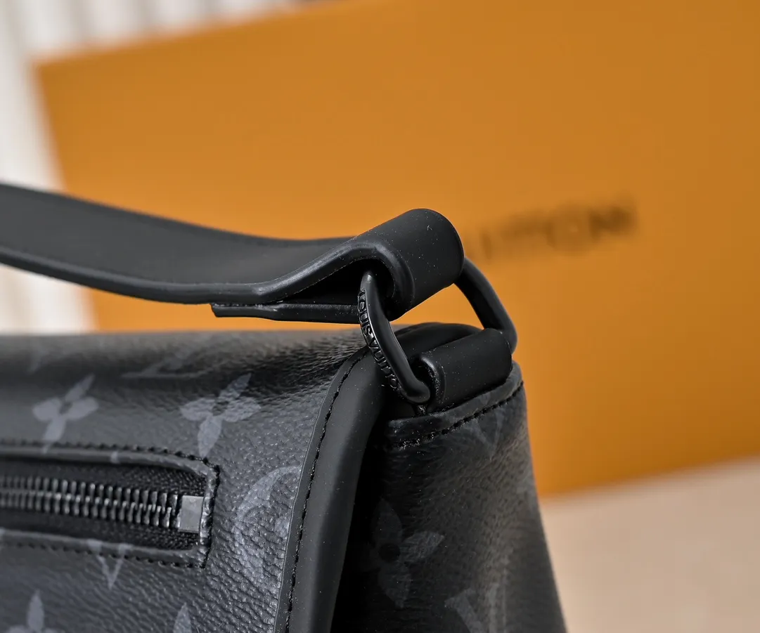 💰240💰Upgraded from the original M12681 M12806 M12636 This Pulse messenger bag is exquisitely constructed with Monogram Eclipse canvas and equipped with a cord zipper puller for the outer pocket on the flap. The magnetic closure makes it easy to access items, and the leather shoulder strap can be adjusted using the side loops, making it ideal for shoulder or cross-body wear. 26.6 x 17.0 x 11.0 cm (length x height x width)