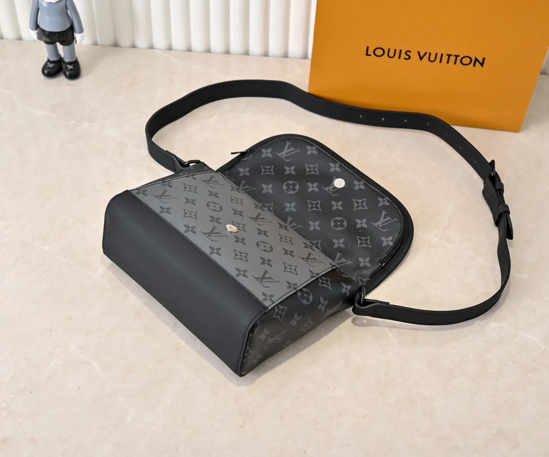 💰240💰Upgraded from the original M12681 M12806 M12636 This Pulse messenger bag is exquisitely constructed with Monogram Eclipse canvas and equipped with a cord zipper puller for the outer pocket on the flap. The magnetic closure makes it easy to access items, and the leather shoulder strap can be adjusted using the side loops, making it ideal for shoulder or cross-body wear. 26.6 x 17.0 x 11.0 cm (length x height x width)