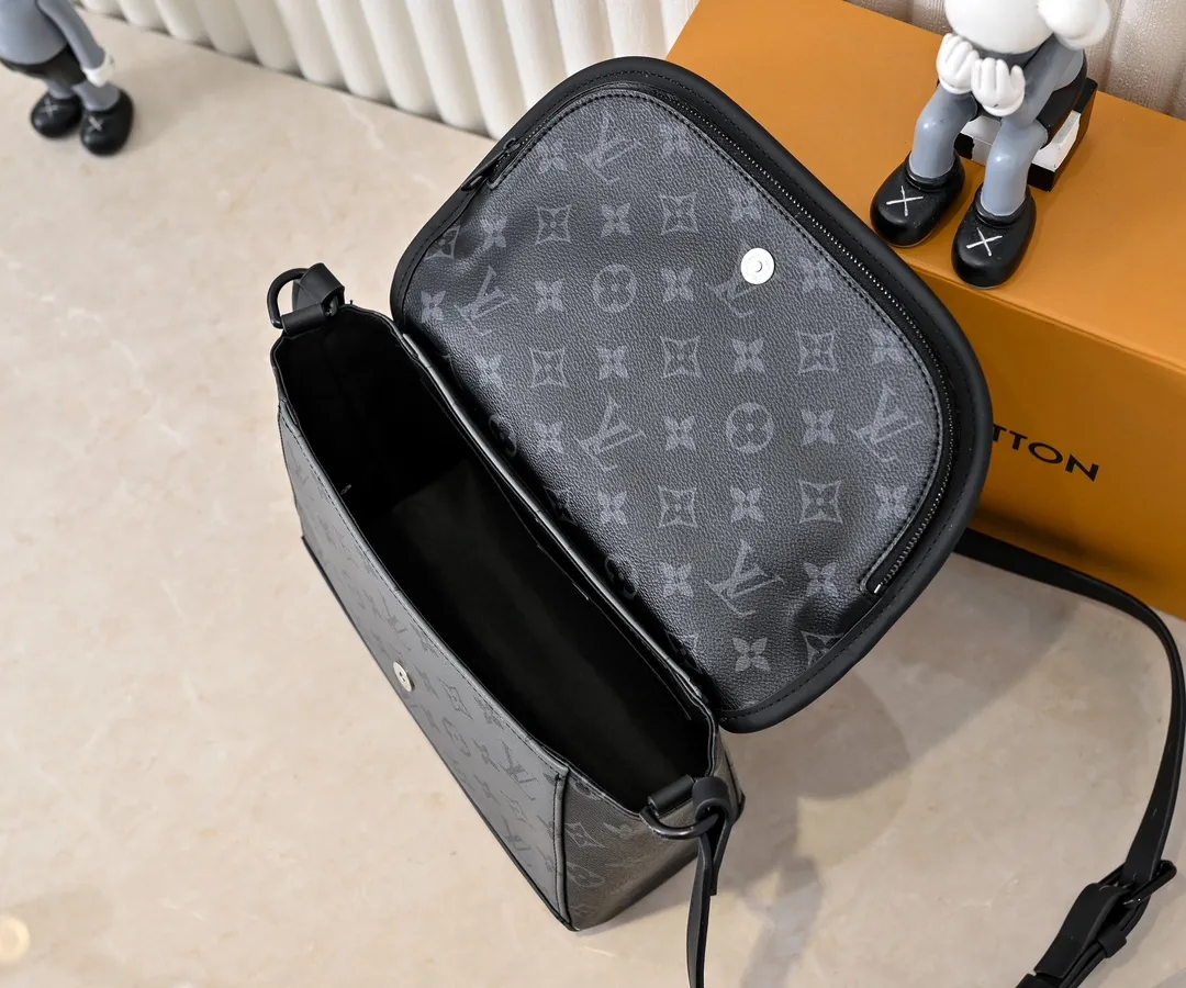 💰240💰Upgraded from the original M12681 M12806 M12636 This Pulse messenger bag is exquisitely constructed with Monogram Eclipse canvas and equipped with a cord zipper puller for the outer pocket on the flap. The magnetic closure makes it easy to access items, and the leather shoulder strap can be adjusted using the side loops, making it ideal for shoulder or cross-body wear. 26.6 x 17.0 x 11.0 cm (length x height x width)