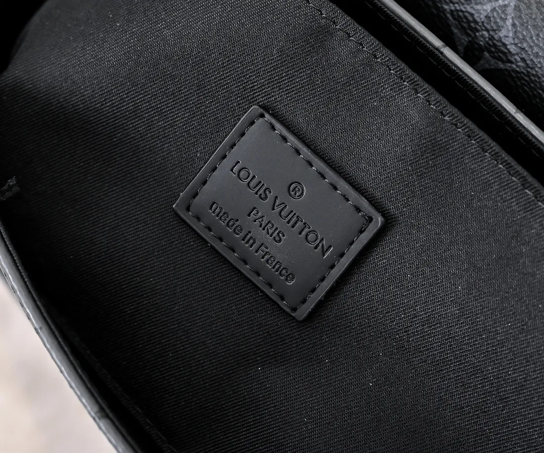 💰240💰Upgraded from the original M12681 M12806 M12636 This Pulse messenger bag is exquisitely constructed with Monogram Eclipse canvas and equipped with a cord zipper puller for the outer pocket on the flap. The magnetic closure makes it easy to access items, and the leather shoulder strap can be adjusted using the side loops, making it ideal for shoulder or cross-body wear. 26.6 x 17.0 x 11.0 cm (length x height x width)