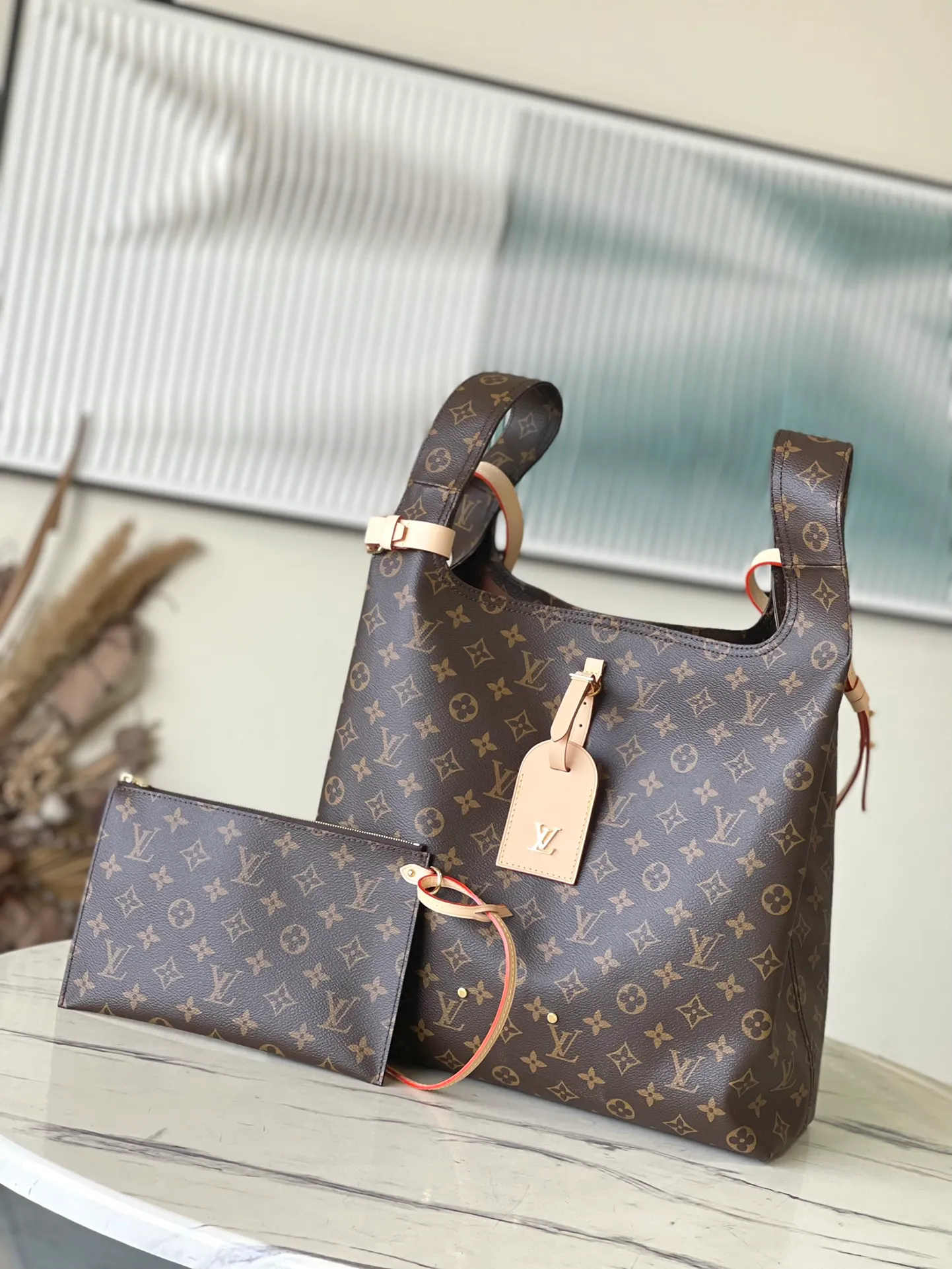 💰1000 Top Original Order M46817 Presbyopia Large This Atlantis large handbag is made of Monogram canvas. It captures the attention with its novel shopping bag shape, and uses the letter name plate to highlight the brand identity. The zippered interior pocket organizes your daily needs, and the detachable and adjustable shoulder strap allows for cross-body wear. Dimensions: 34 × 34 × 13.5 cm