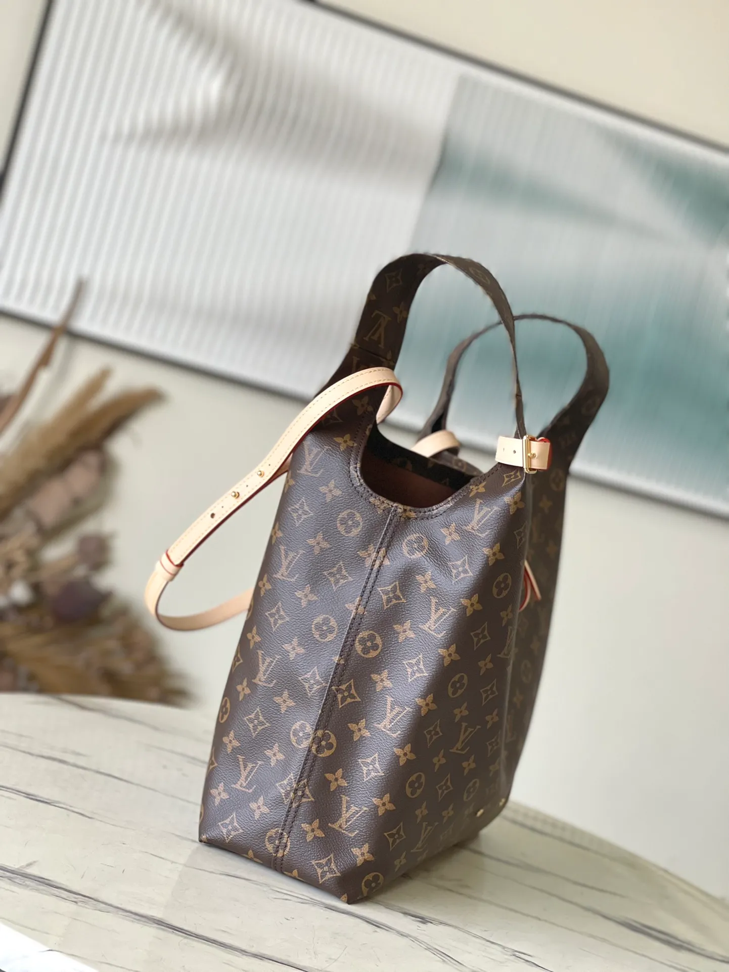 💰1000 Top Original Order M46817 Presbyopia Large This Atlantis large handbag is made of Monogram canvas. It captures the attention with its novel shopping bag shape, and uses the letter name plate to highlight the brand identity. The zippered interior pocket organizes your daily needs, and the detachable and adjustable shoulder strap allows for cross-body wear. Dimensions: 34 × 34 × 13.5 cm