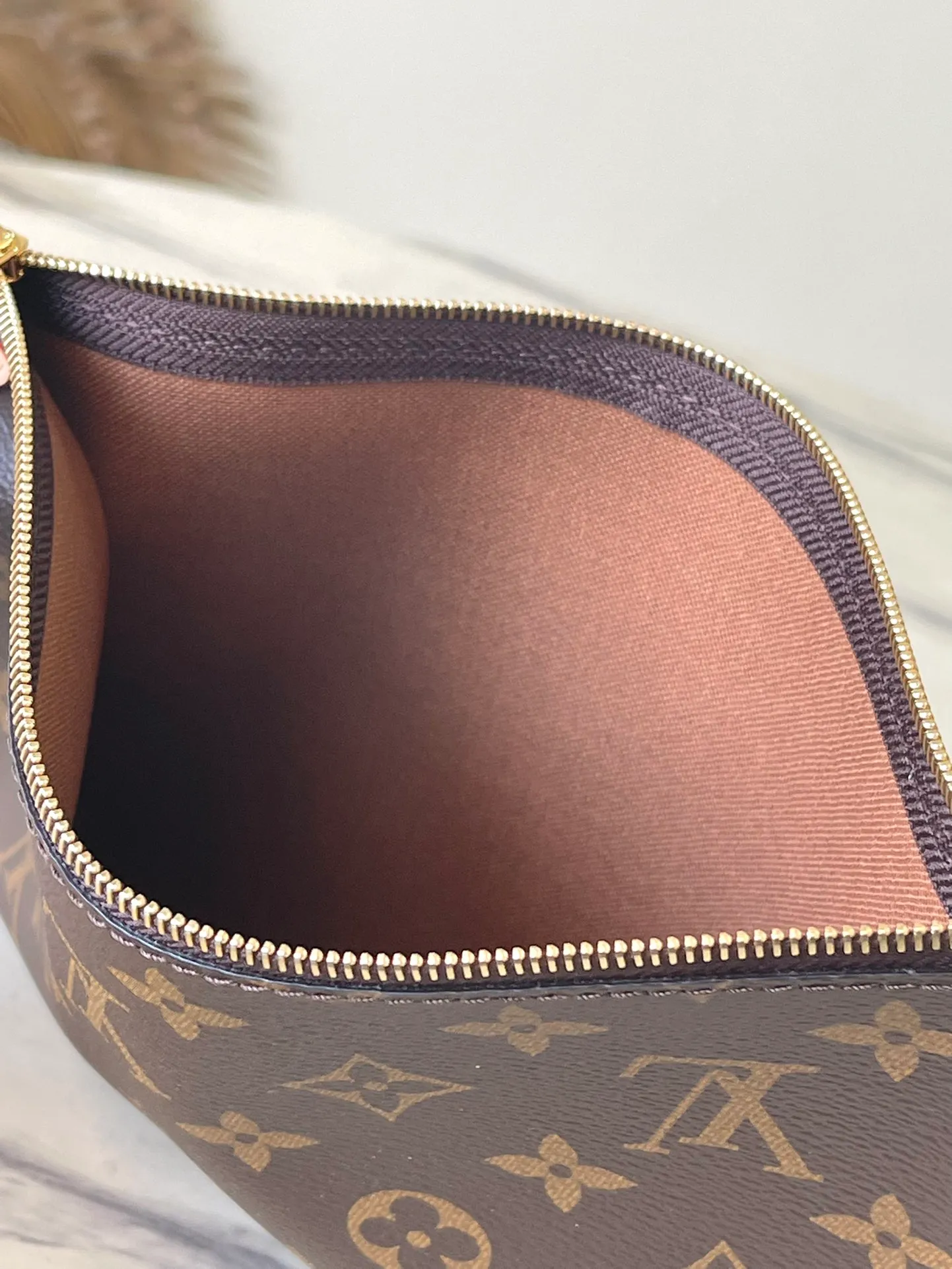 💰1000 Top Original Order M46817 Presbyopia Large This Atlantis large handbag is made of Monogram canvas. It captures the attention with its novel shopping bag shape, and uses the letter name plate to highlight the brand identity. The zippered interior pocket organizes your daily needs, and the detachable and adjustable shoulder strap allows for cross-body wear. Dimensions: 34 × 34 × 13.5 cm