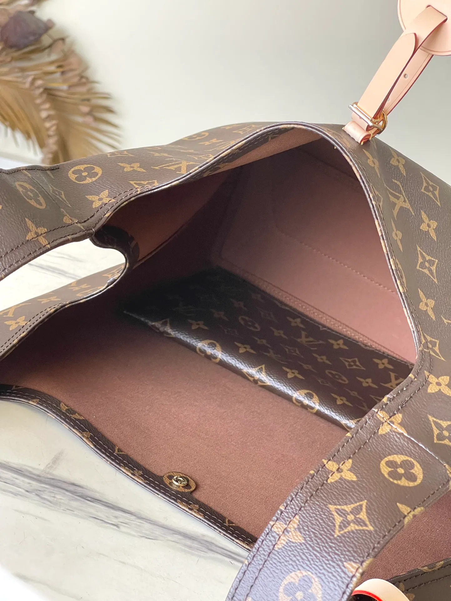 💰1000 Top Original Order M46817 Presbyopia Large This Atlantis large handbag is made of Monogram canvas. It captures the attention with its novel shopping bag shape, and uses the letter name plate to highlight the brand identity. The zippered interior pocket organizes your daily needs, and the detachable and adjustable shoulder strap allows for cross-body wear. Dimensions: 34 × 34 × 13.5 cm