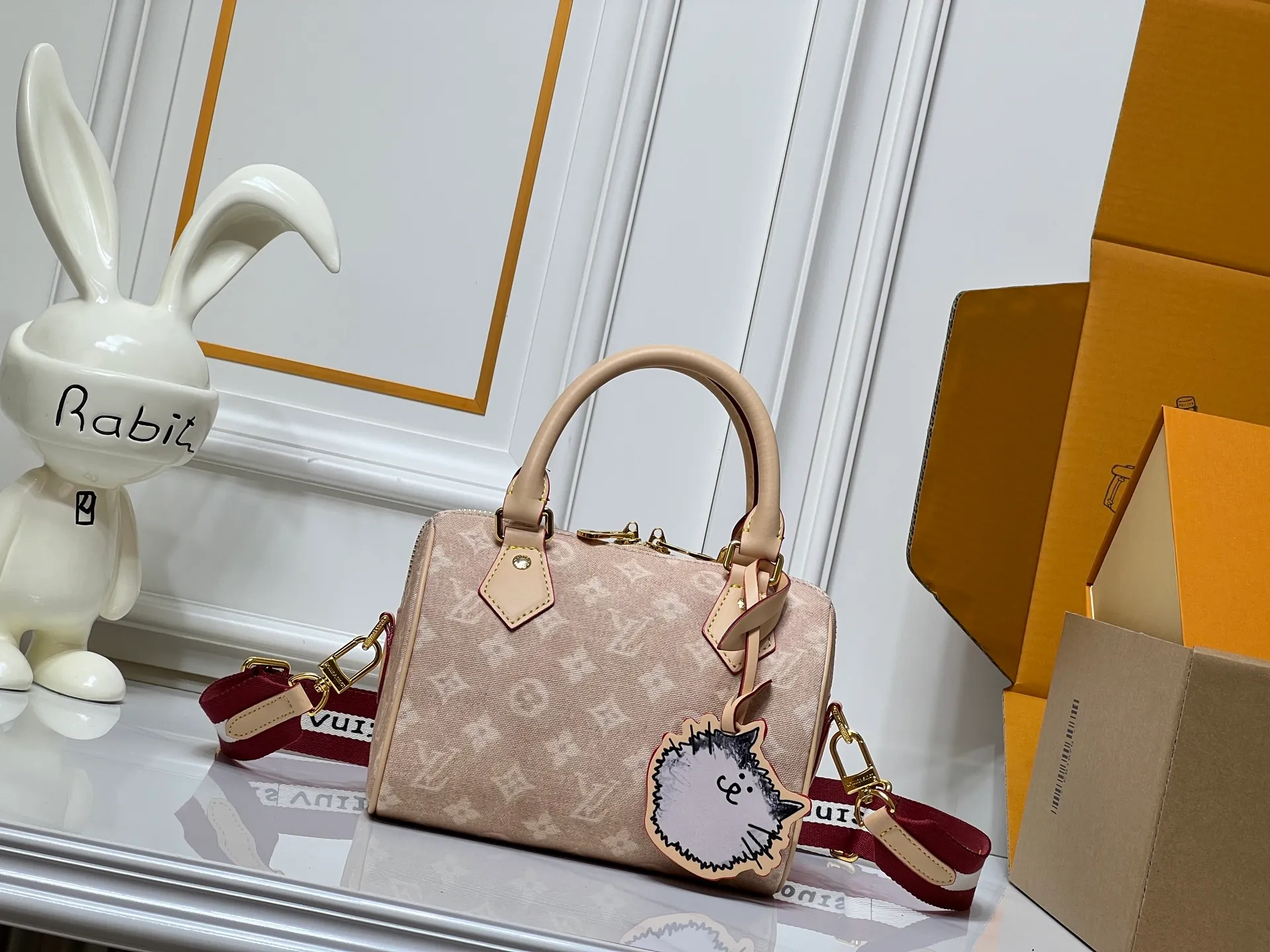 Batch 280💰M15151 M46234 This Speedy 20 Bandouliere handbag is made of Meowgram canvas and is eye-catching in the LV Travels With Grace Coddington collaboration series created by the brand and the former creative director of vogue. Cute cat-shaped pendants and leather handles are rich in details, and metal parts such as padlocks add elegant touches. Size: 20cm
